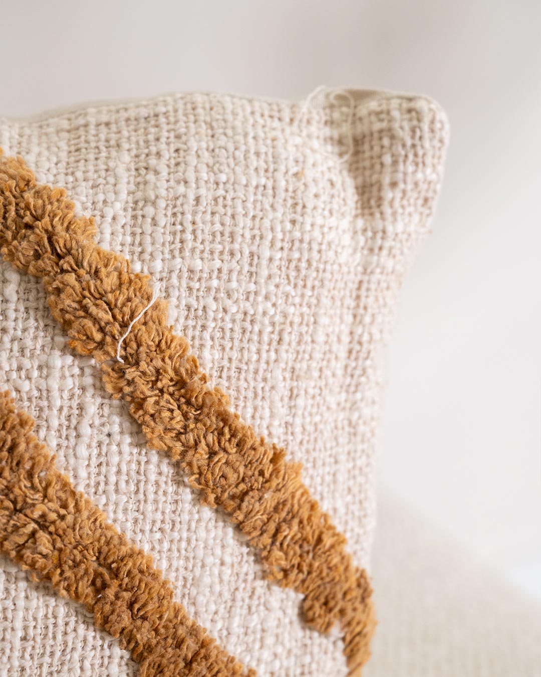 Coussin en coton mat ocre