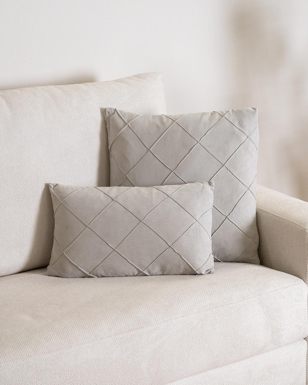 Nouveau coussin Rhombo en daim gris clair