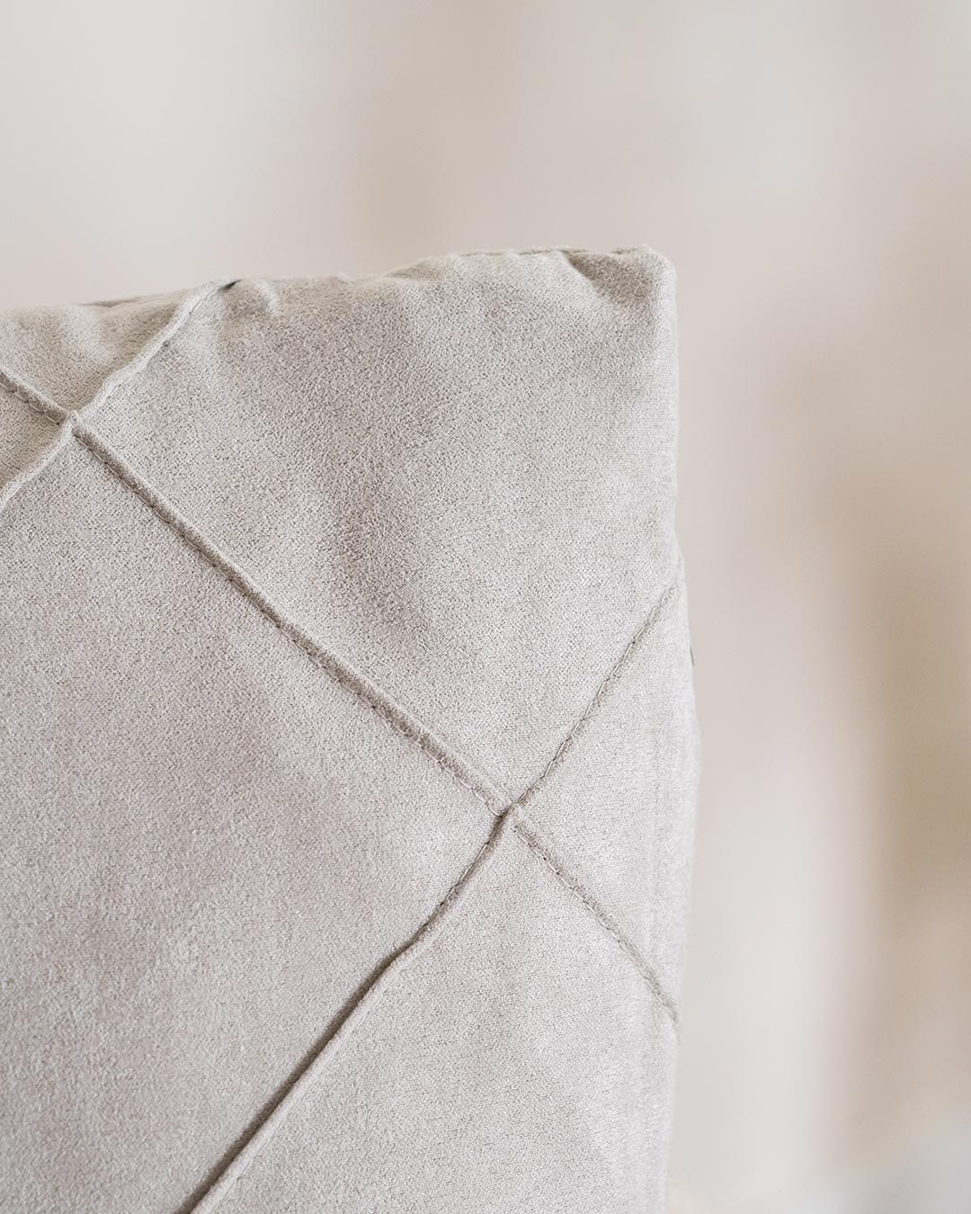 Nouveau coussin Rhombo en daim gris clair