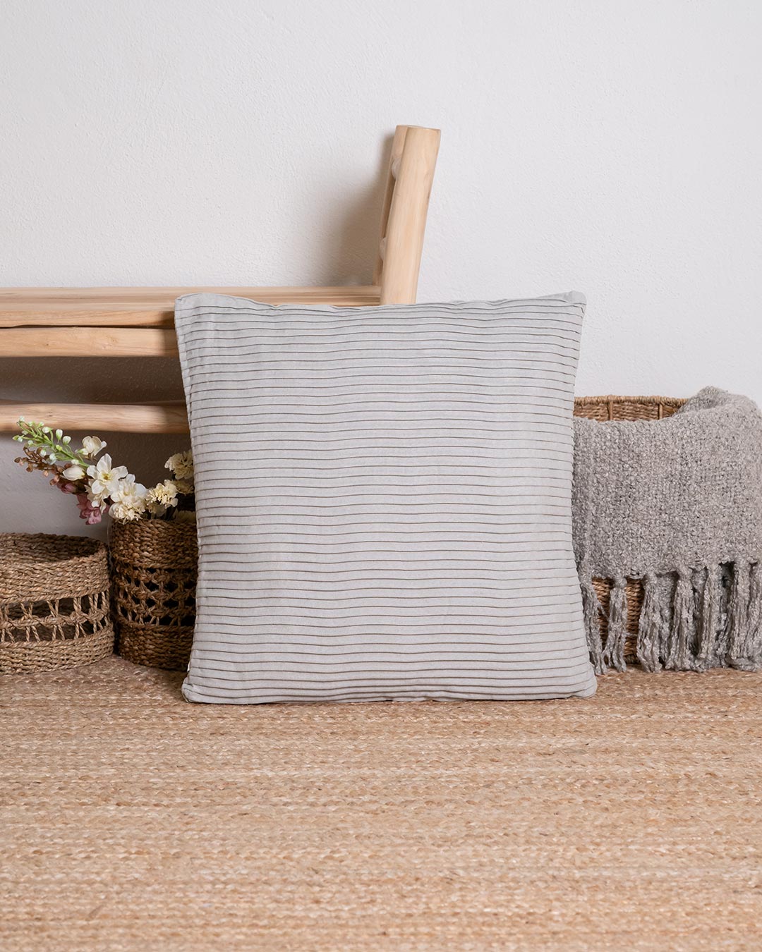 Coussin New Waves en daim gris clair
