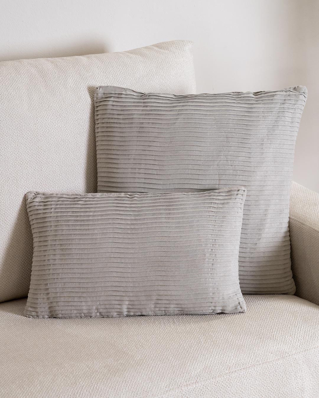 Coussin New Waves en daim gris clair