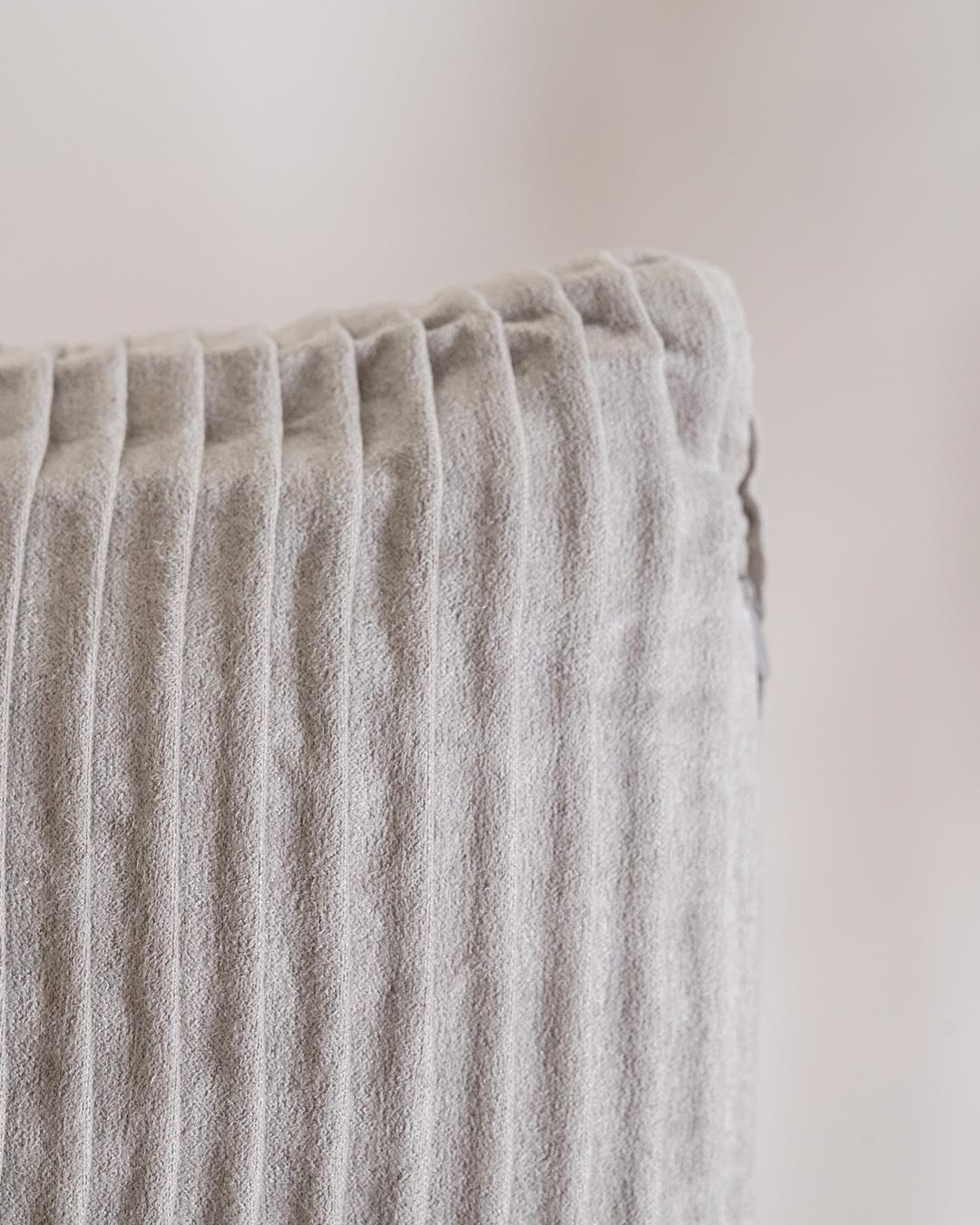 Coussin New Waves en daim gris clair