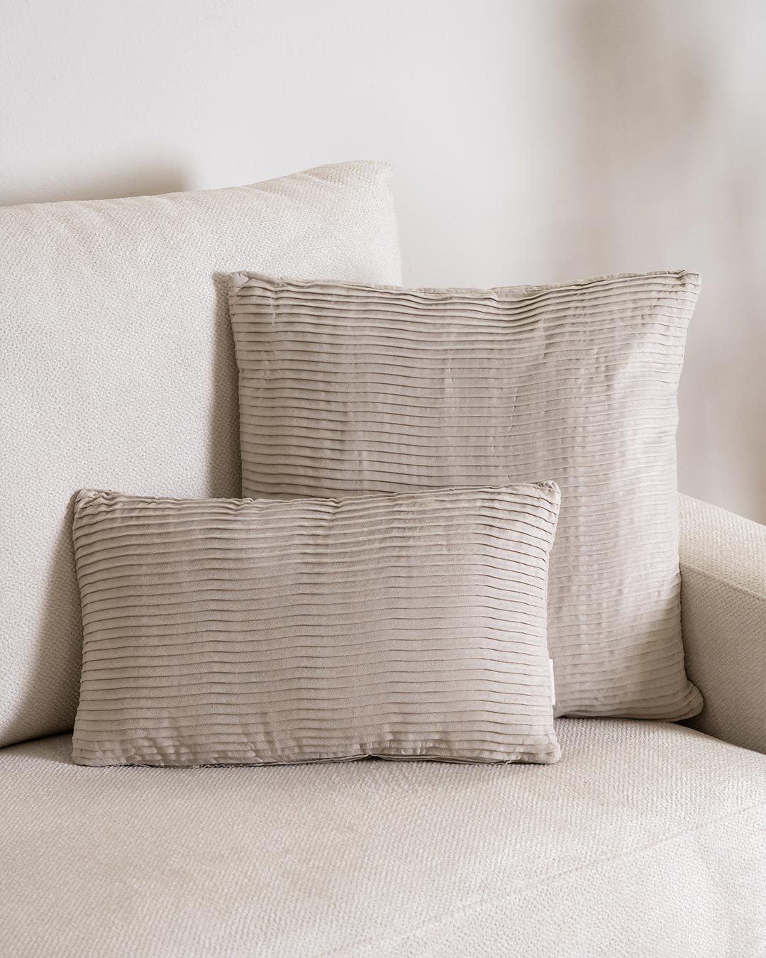 Coussin New Waves en daim taupe