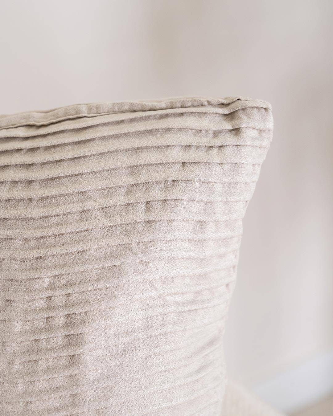 Coussin New Waves en daim taupe
