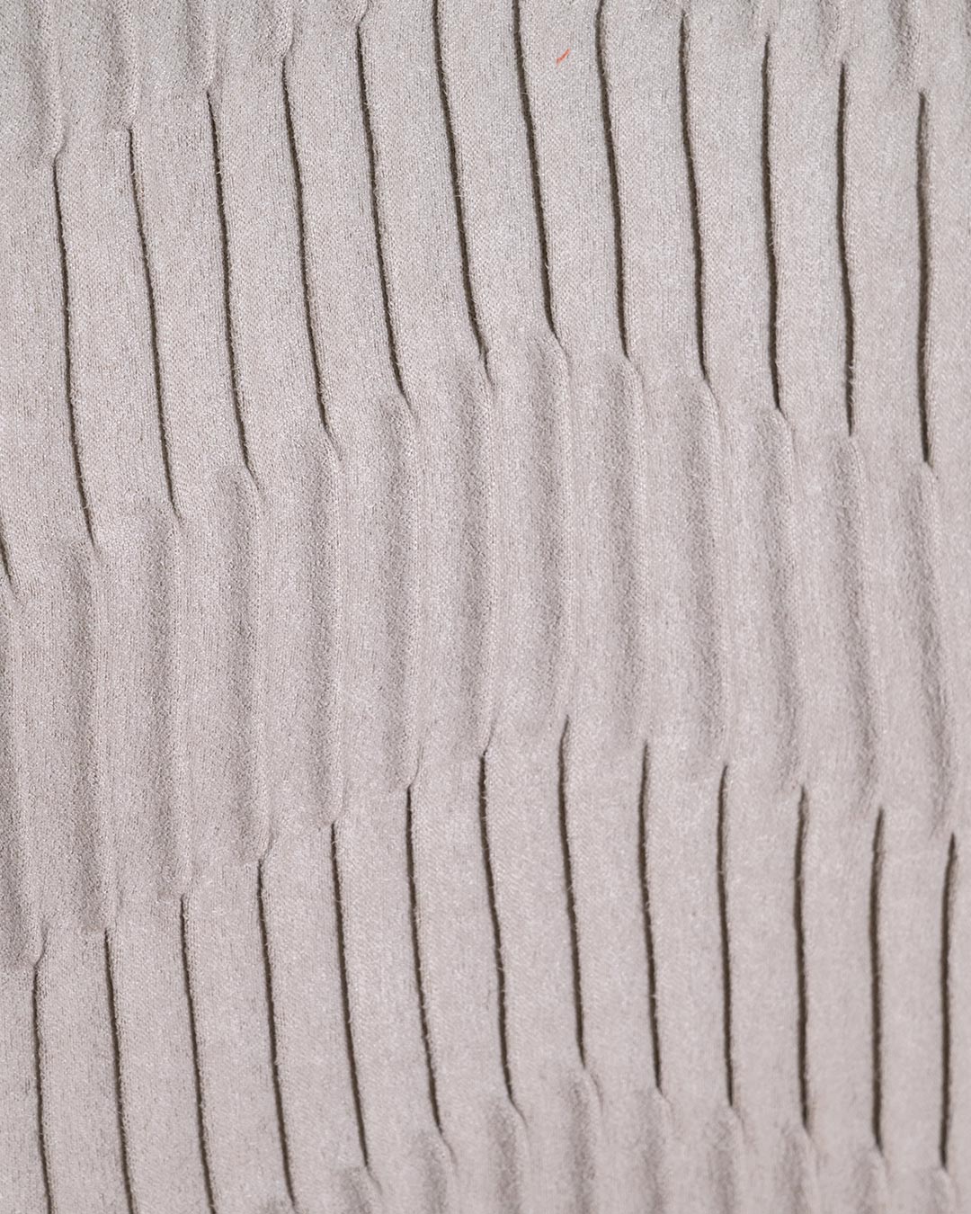 New Trace Cushion en daim gris clair
