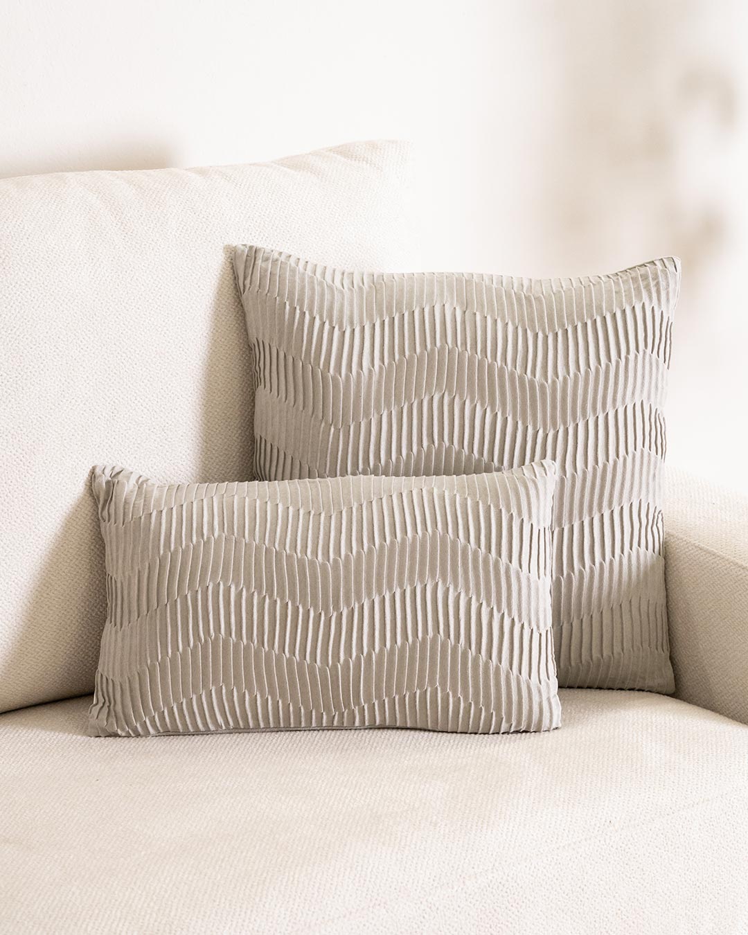 New Trace Cushion en daim gris clair