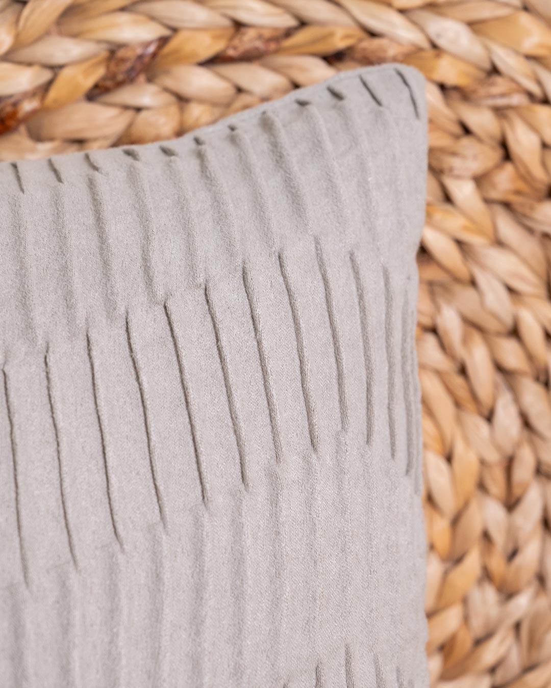 New Trace Cushion en daim gris clair