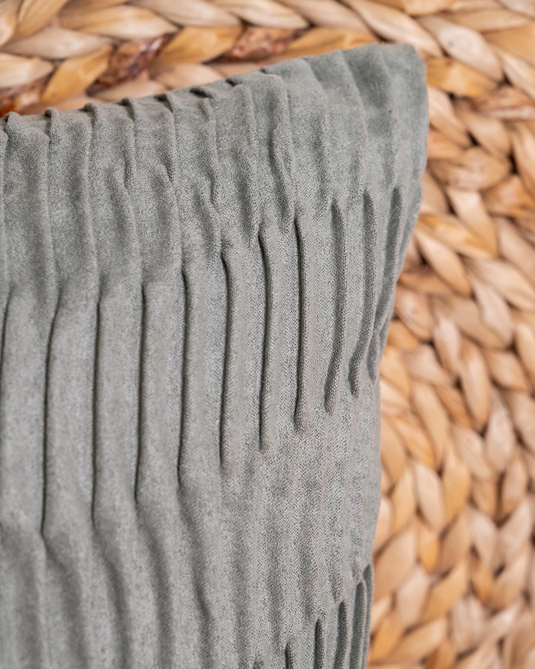 Nouveau coussin Trace en daim vert sec