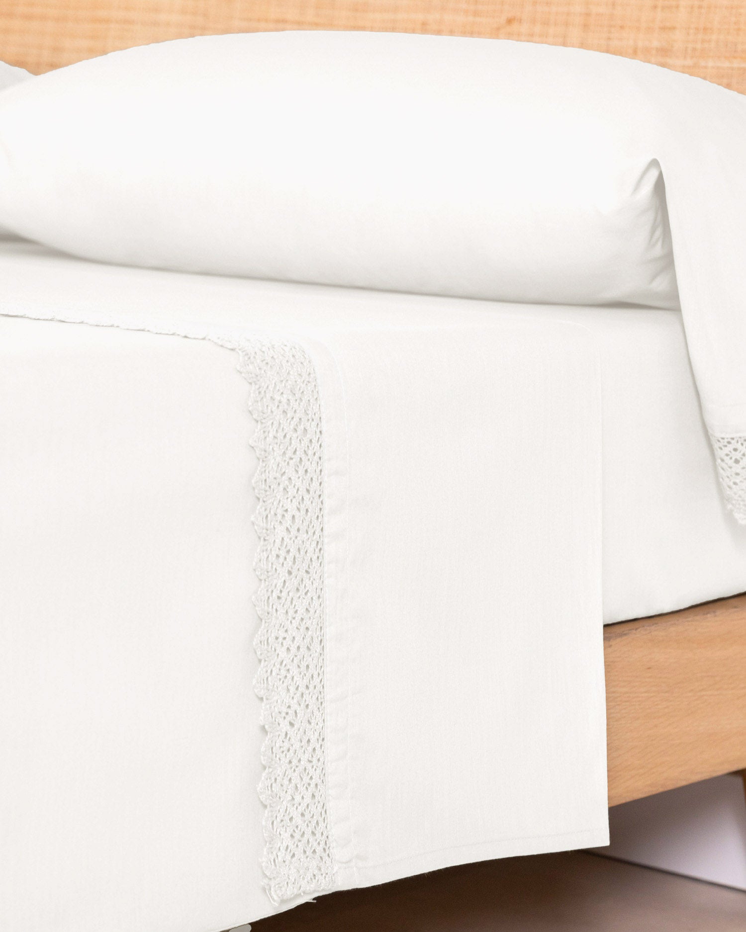 Conjunto de lençóis lisos brancos com apliques