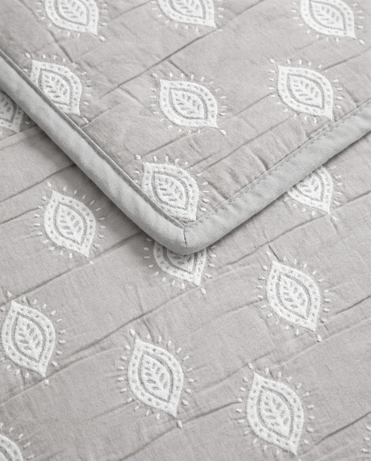 Colcha doble tela jacquard parallel gris claro
