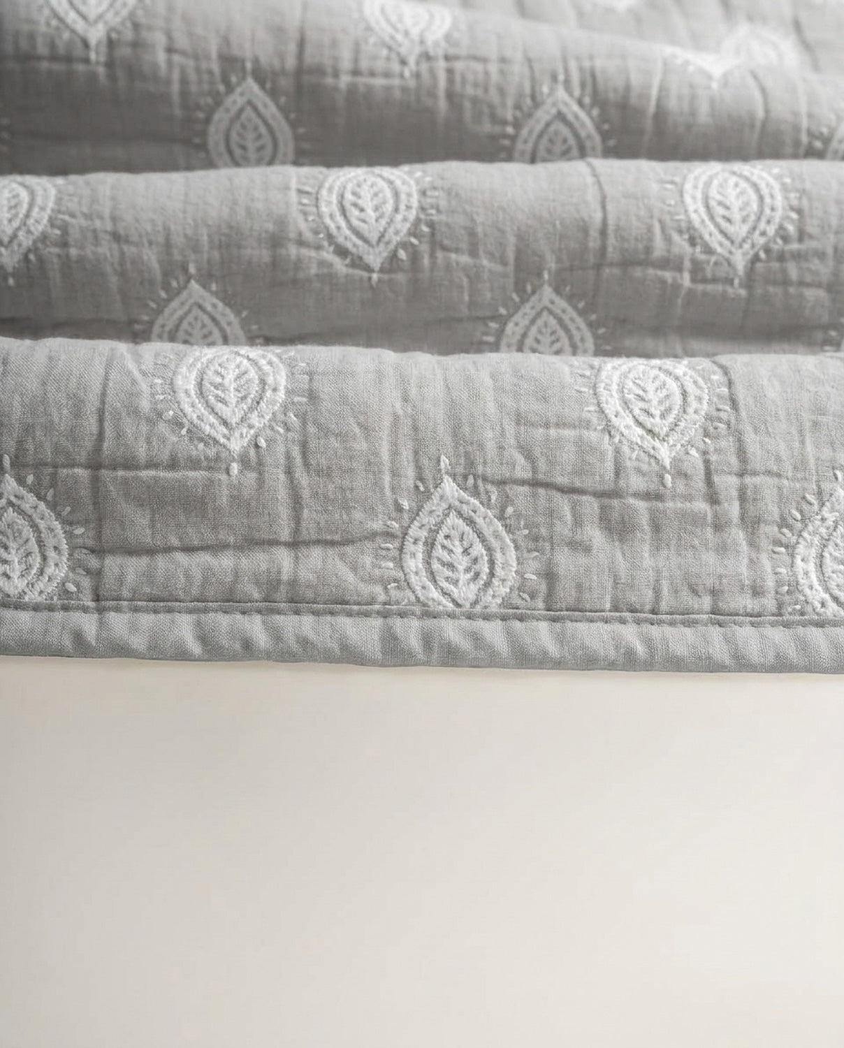 Colcha doble tela jacquard parallel gris claro