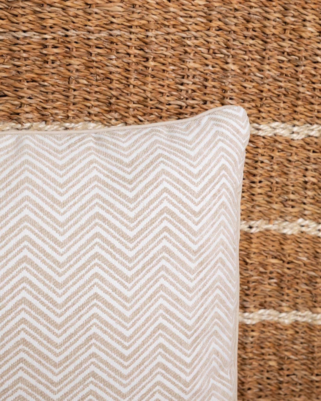 Cojín Jacquard Chenilla Yuya Topo