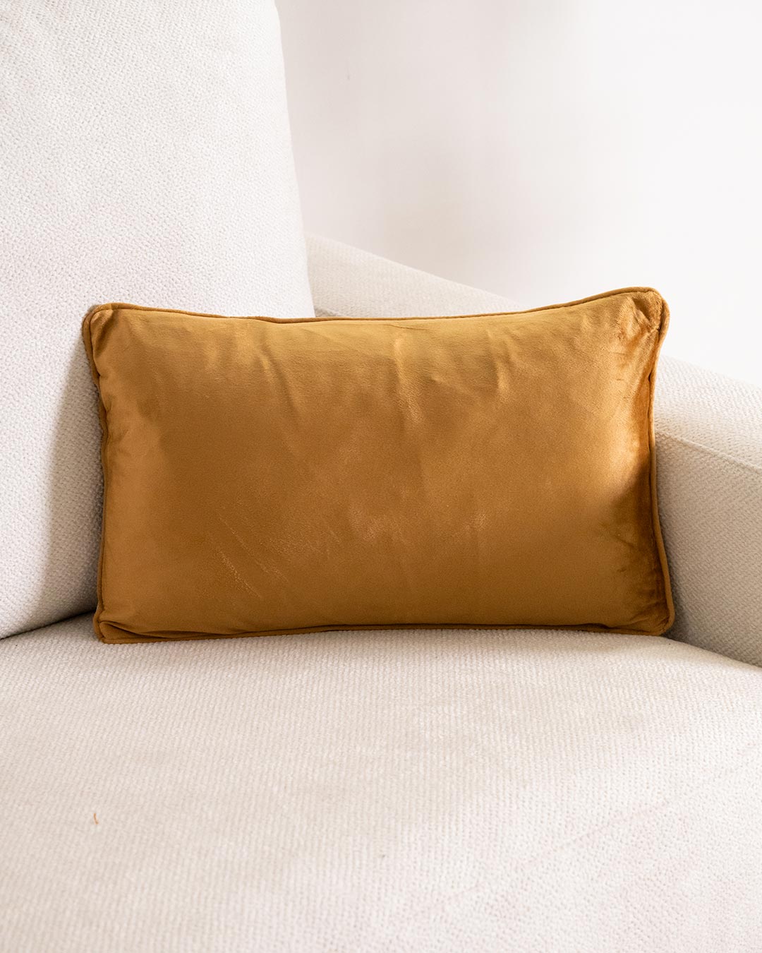 Nouveau coussin en velours ocre