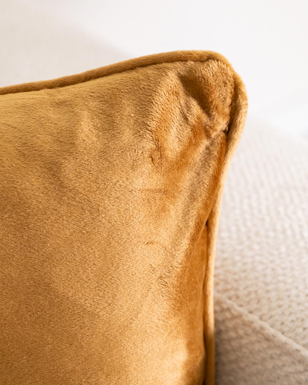 Nouveau coussin en velours ocre