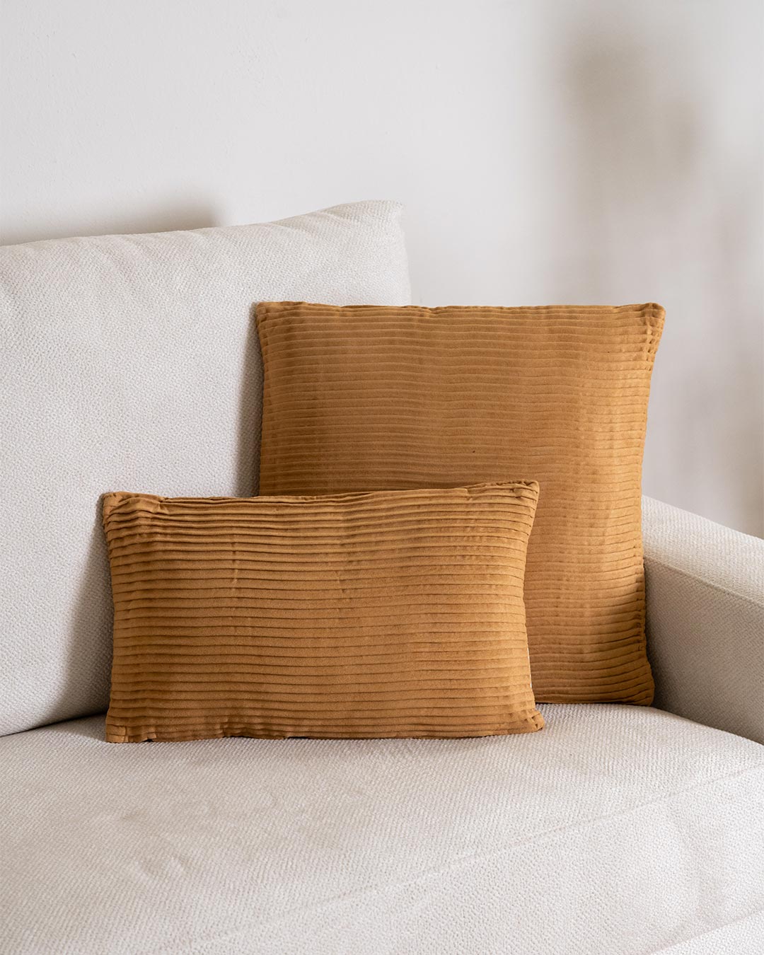 Coussin New Waves en daim ocre