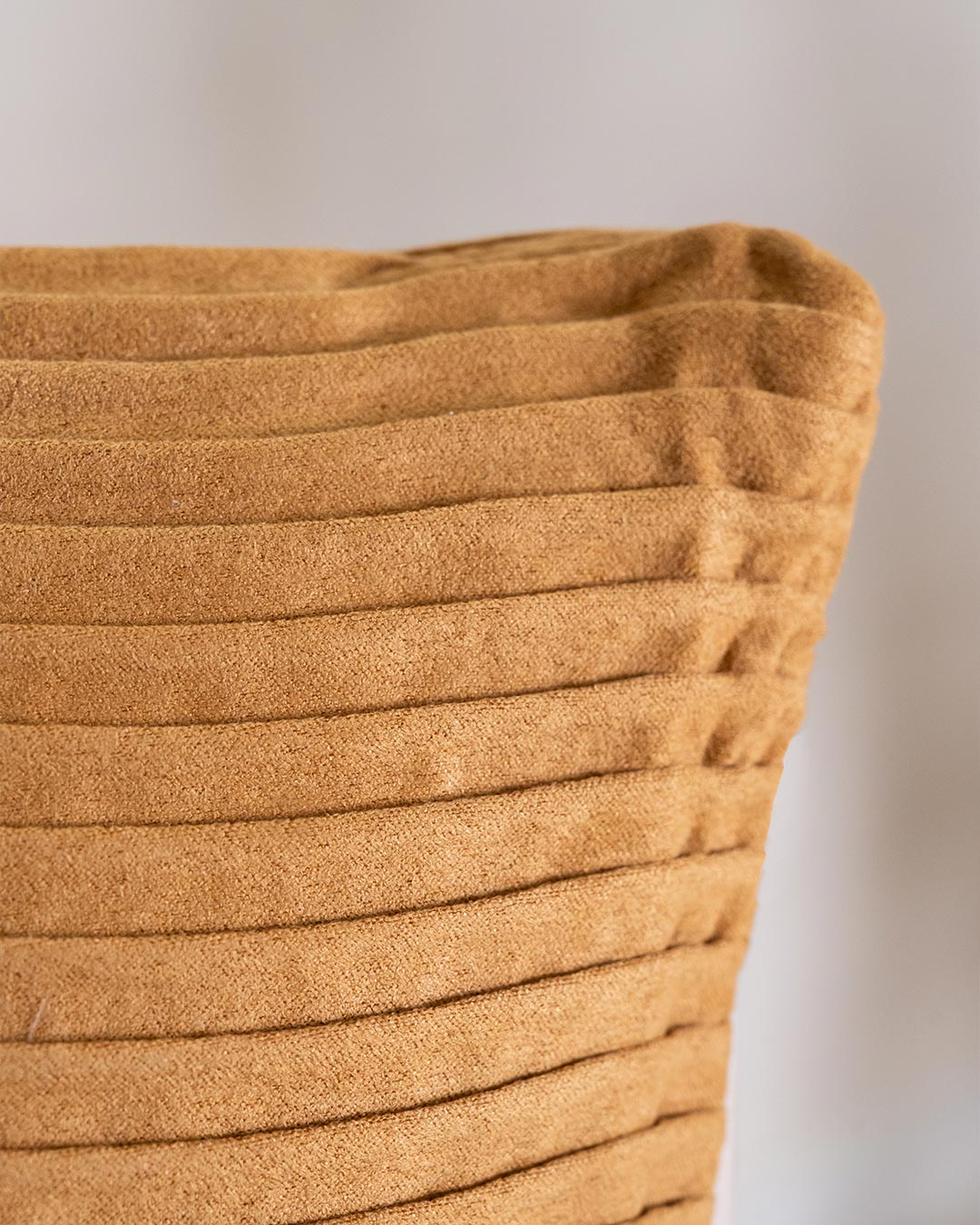 Coussin New Waves en daim ocre