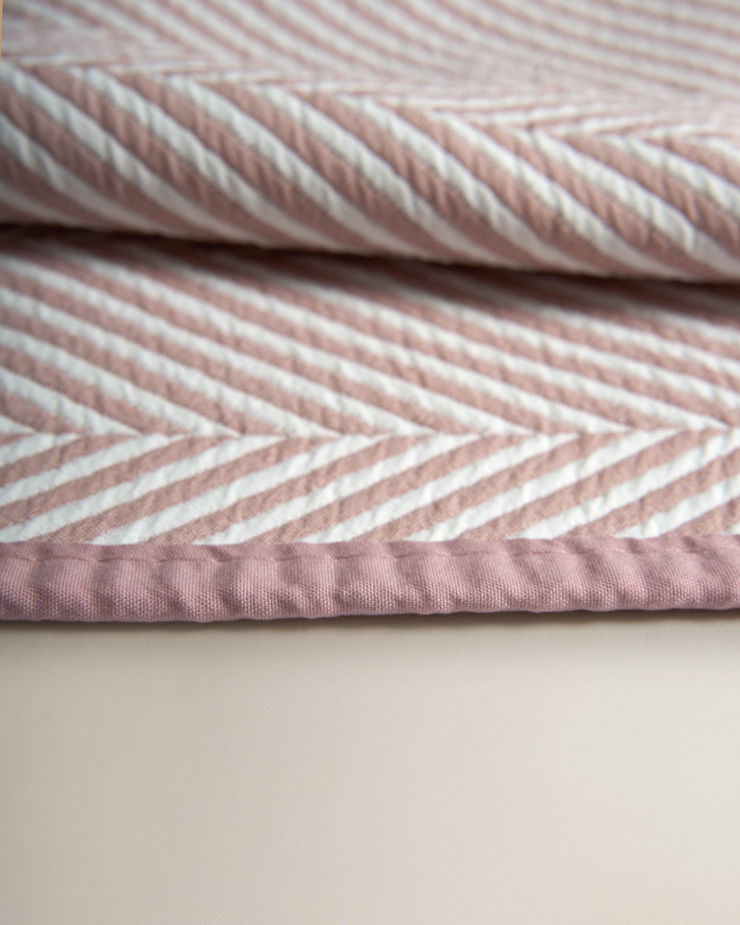 Colcha doble tela jacquard delta rosa keike