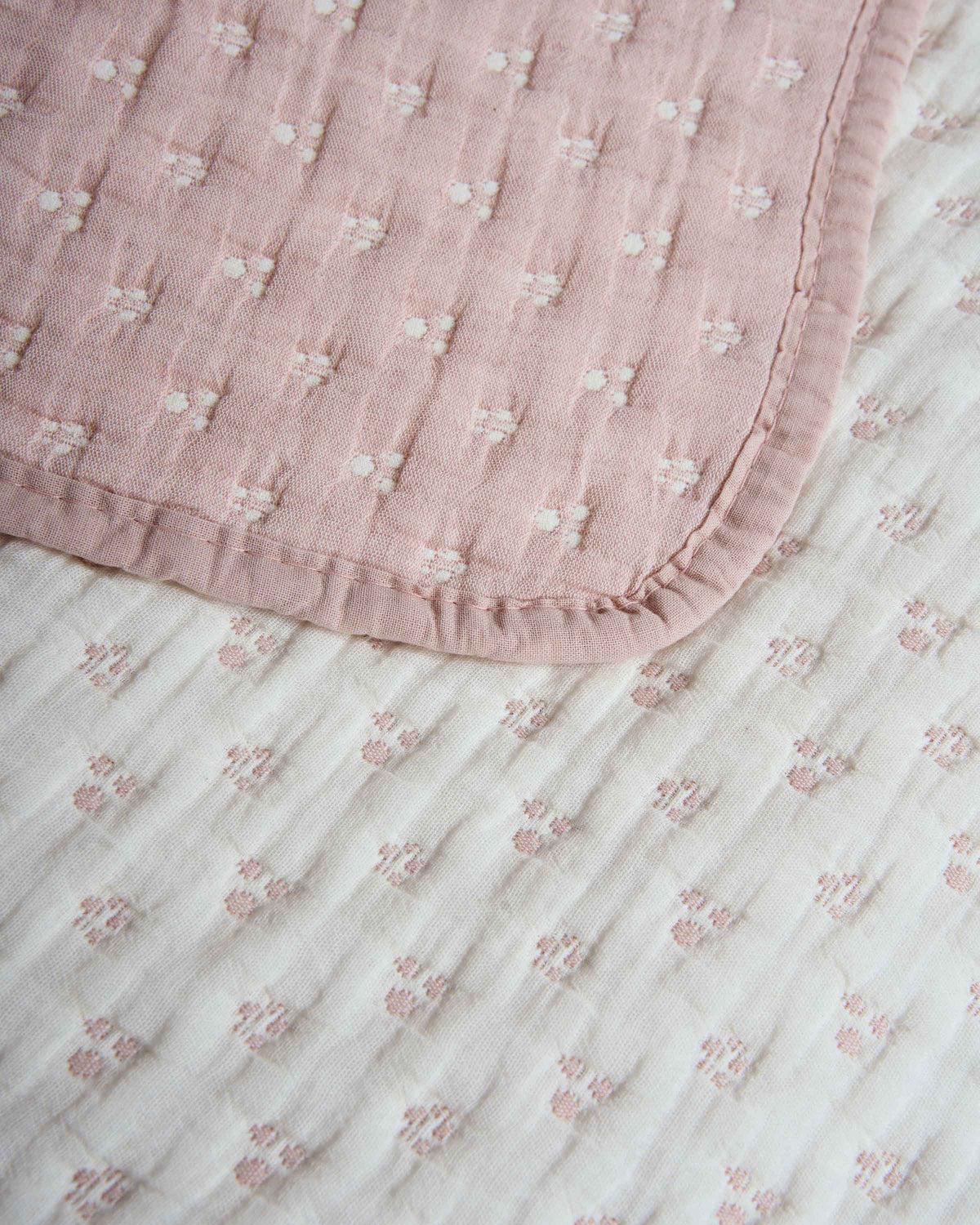 Colcha doble tela algodón jacquard trial rosa keike