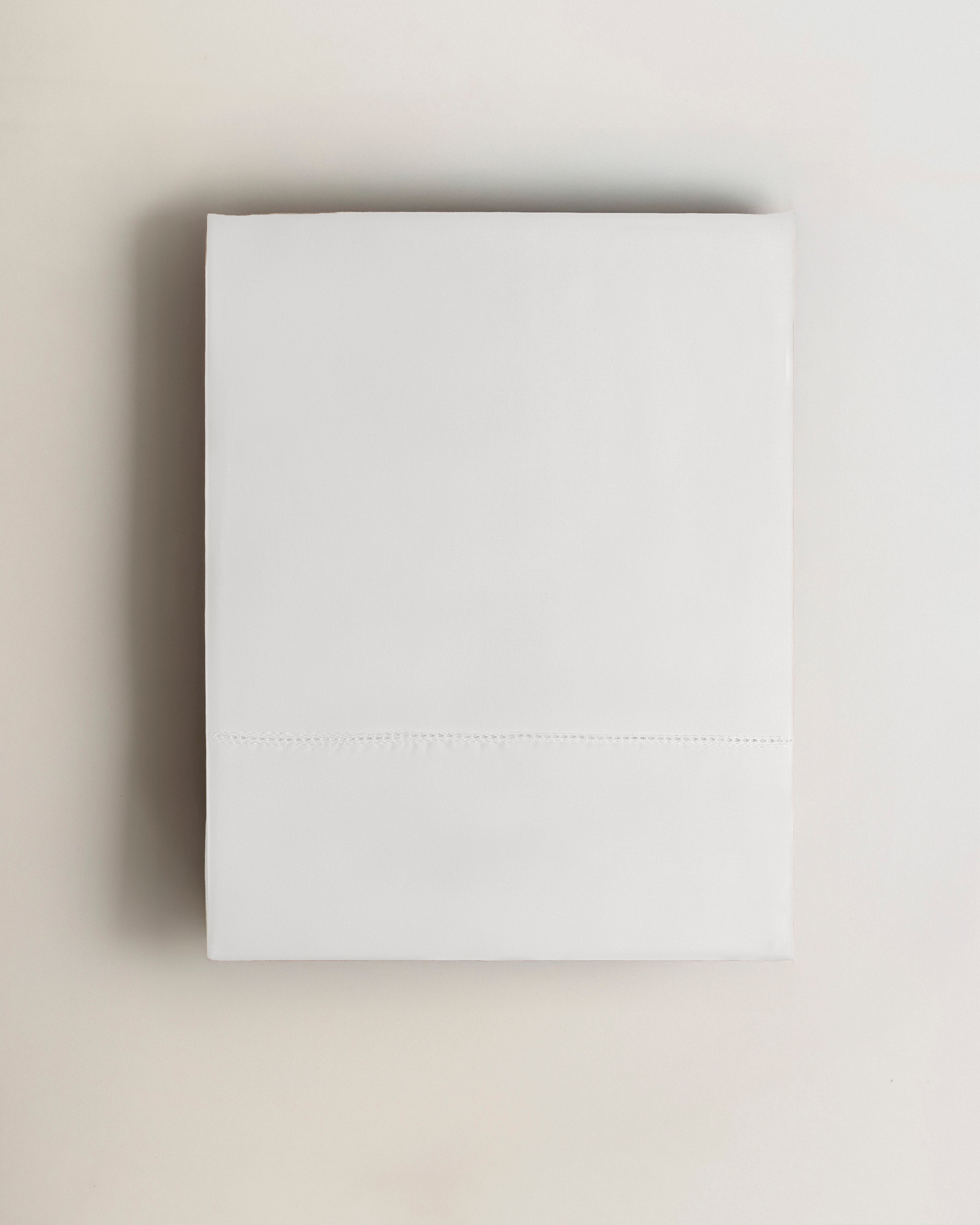 Set di lenzuola in raso bianco con orlo a giorno