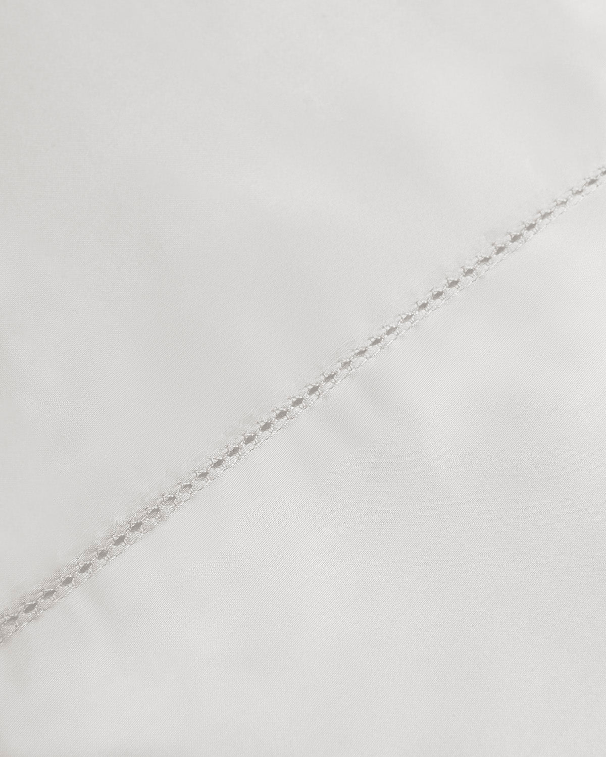 Set di lenzuola in raso bianco con orlo a giorno