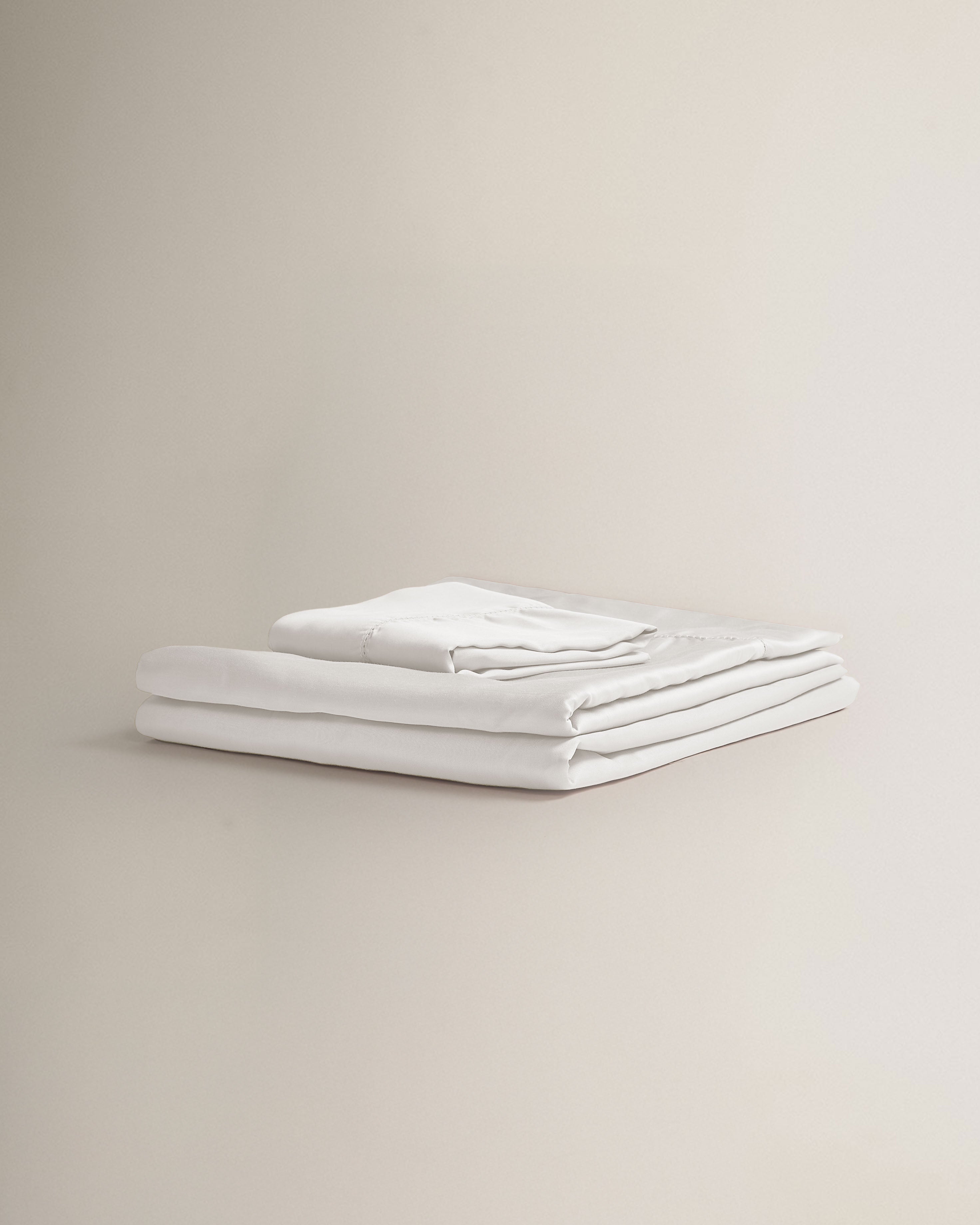 Set di lenzuola in raso bianco con orlo a giorno