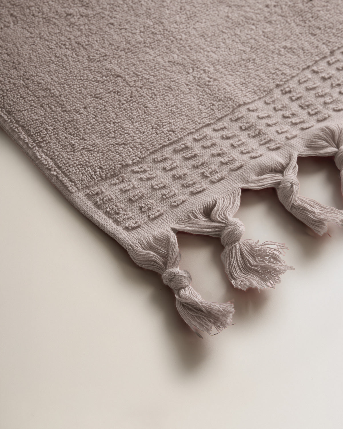 Serviette à franges unie 550 g Gris clair