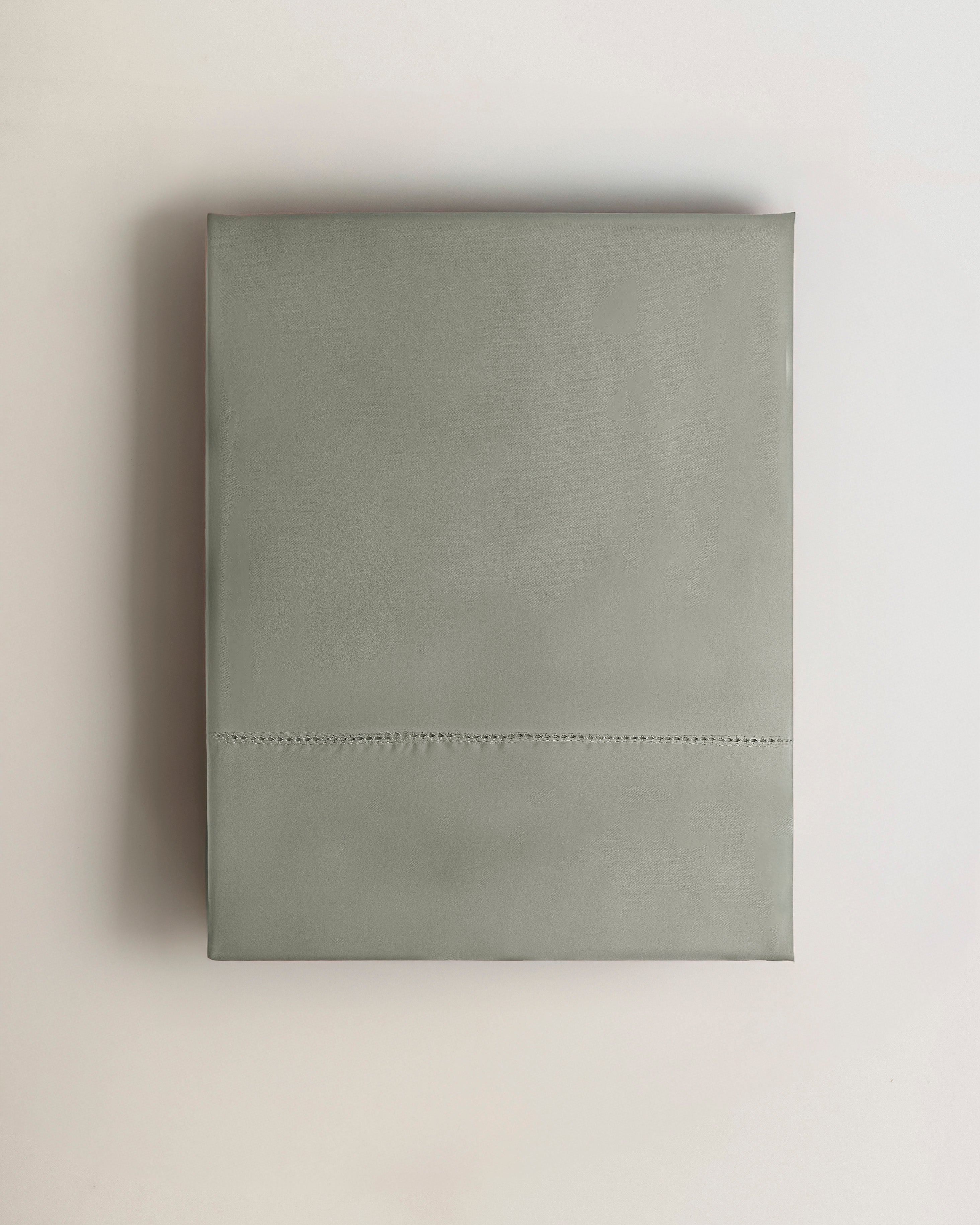 Completo lenzuola in raso con bordo in tinta unita, verde secco