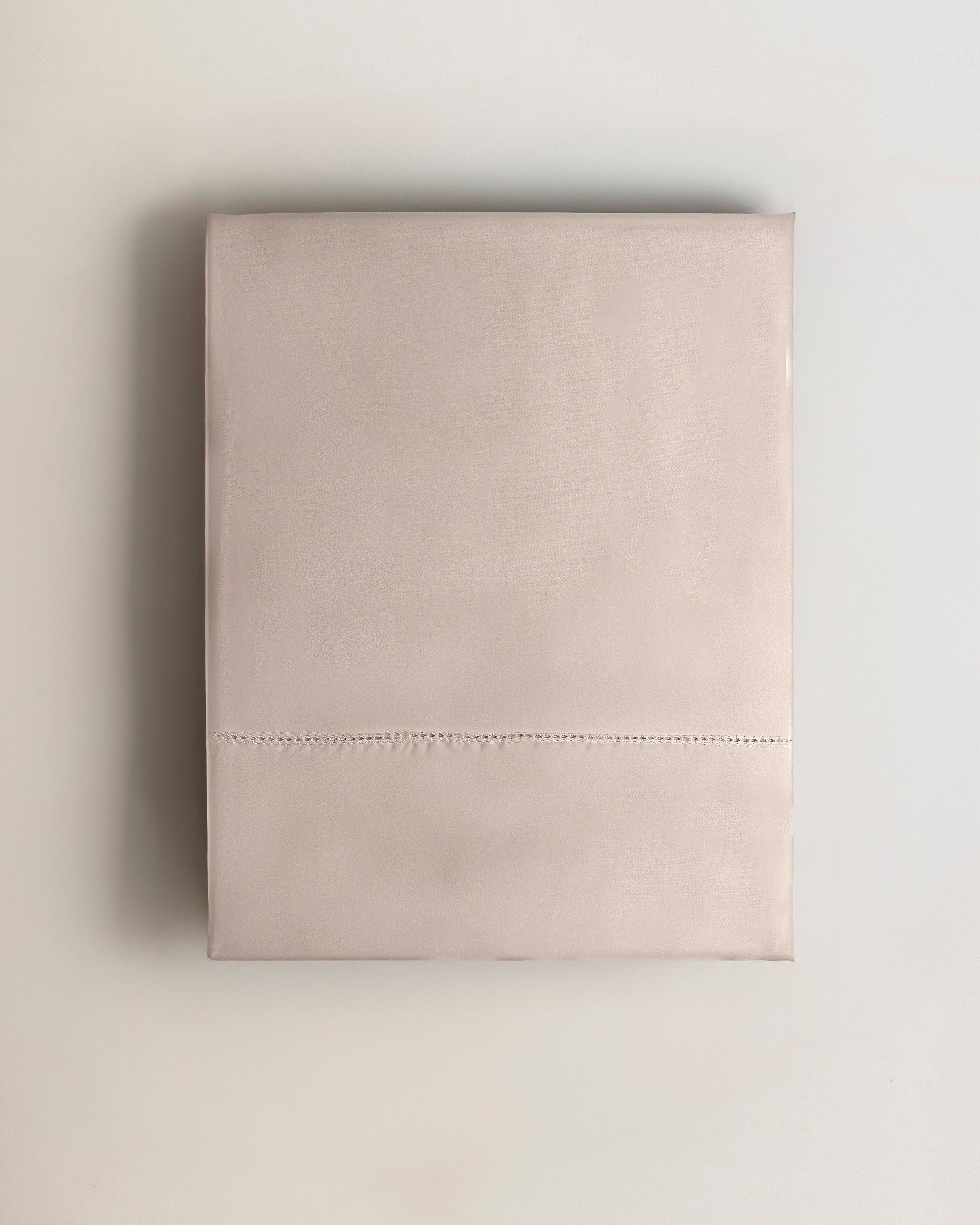 Completo lenzuola in raso con orlo a giorno naturale