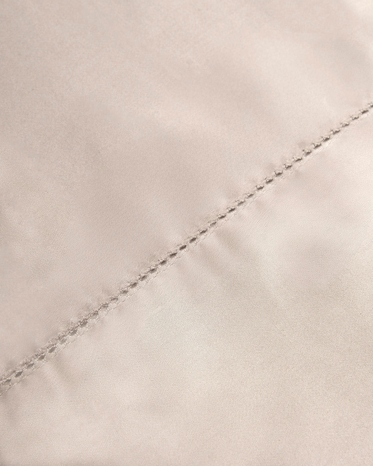 Completo lenzuola in raso con orlo a giorno naturale