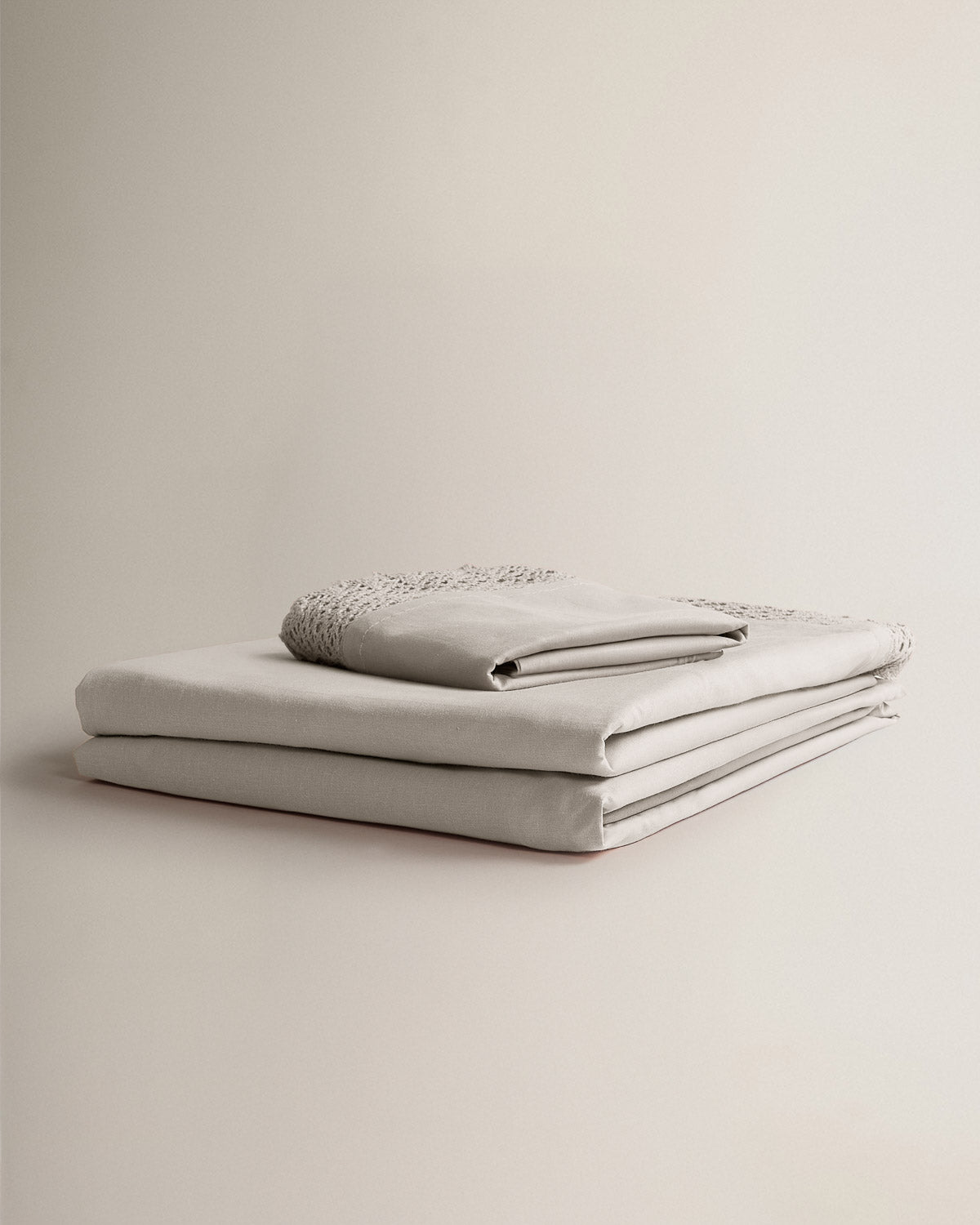 Conjunto de lençóis lisos com apliques na cor taupe
