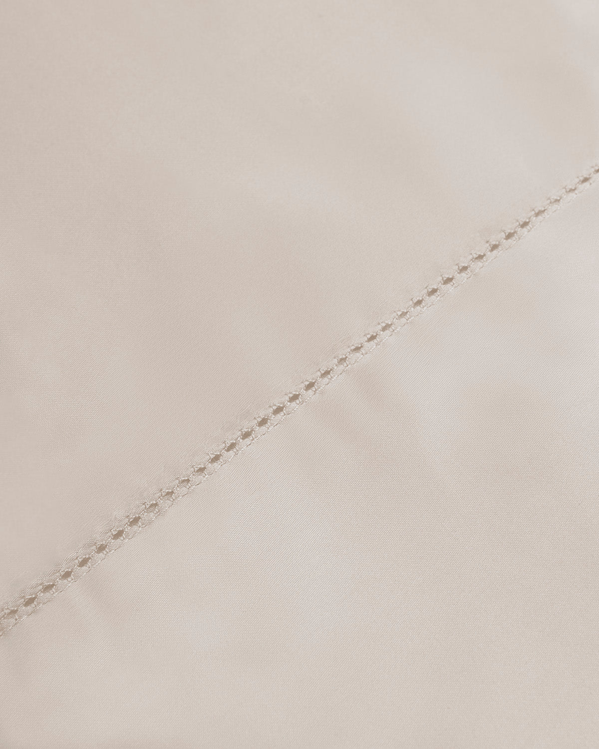 Completo lenzuola in raso con orlo a giorno color tortora