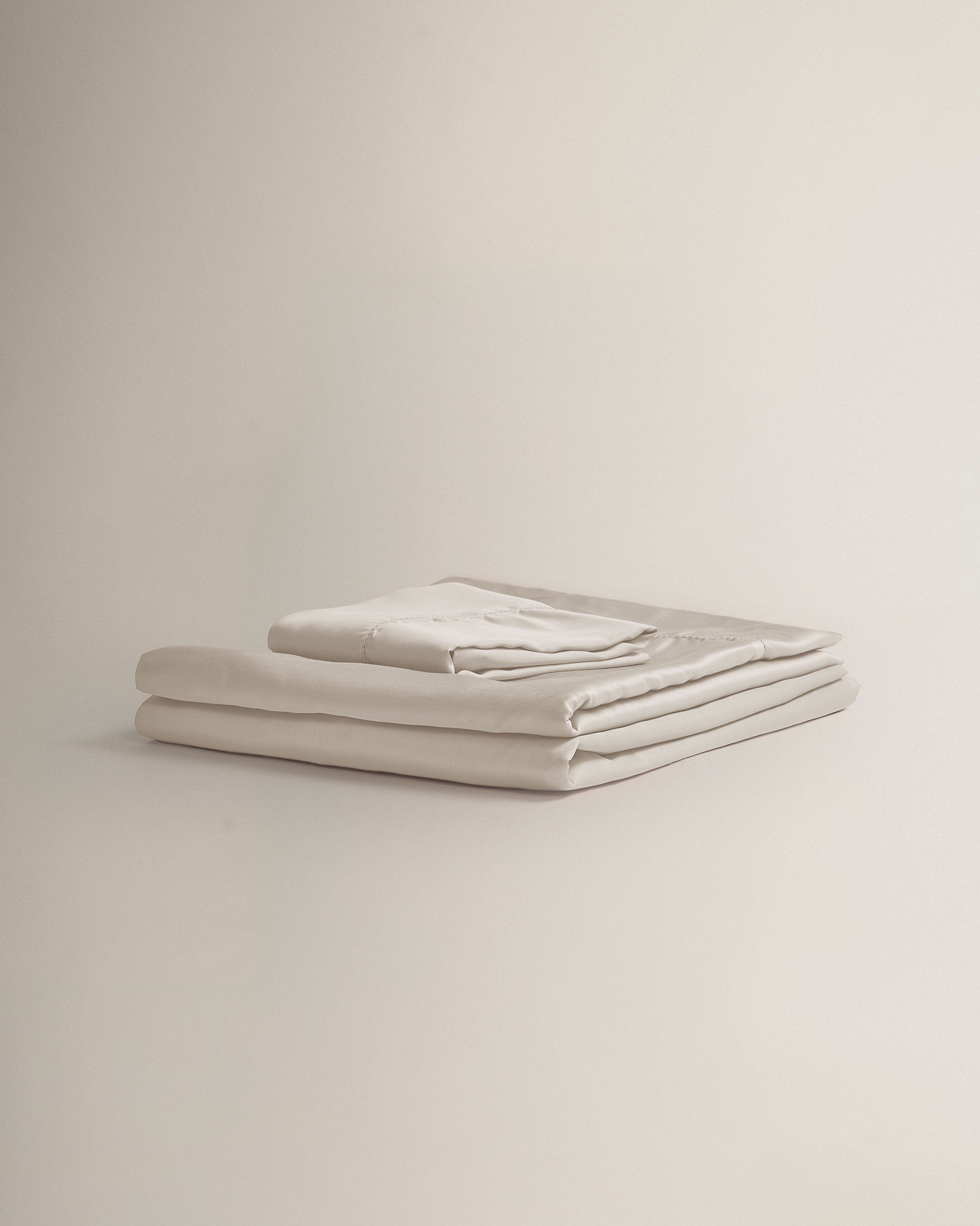 Completo lenzuola in raso con orlo a giorno color tortora