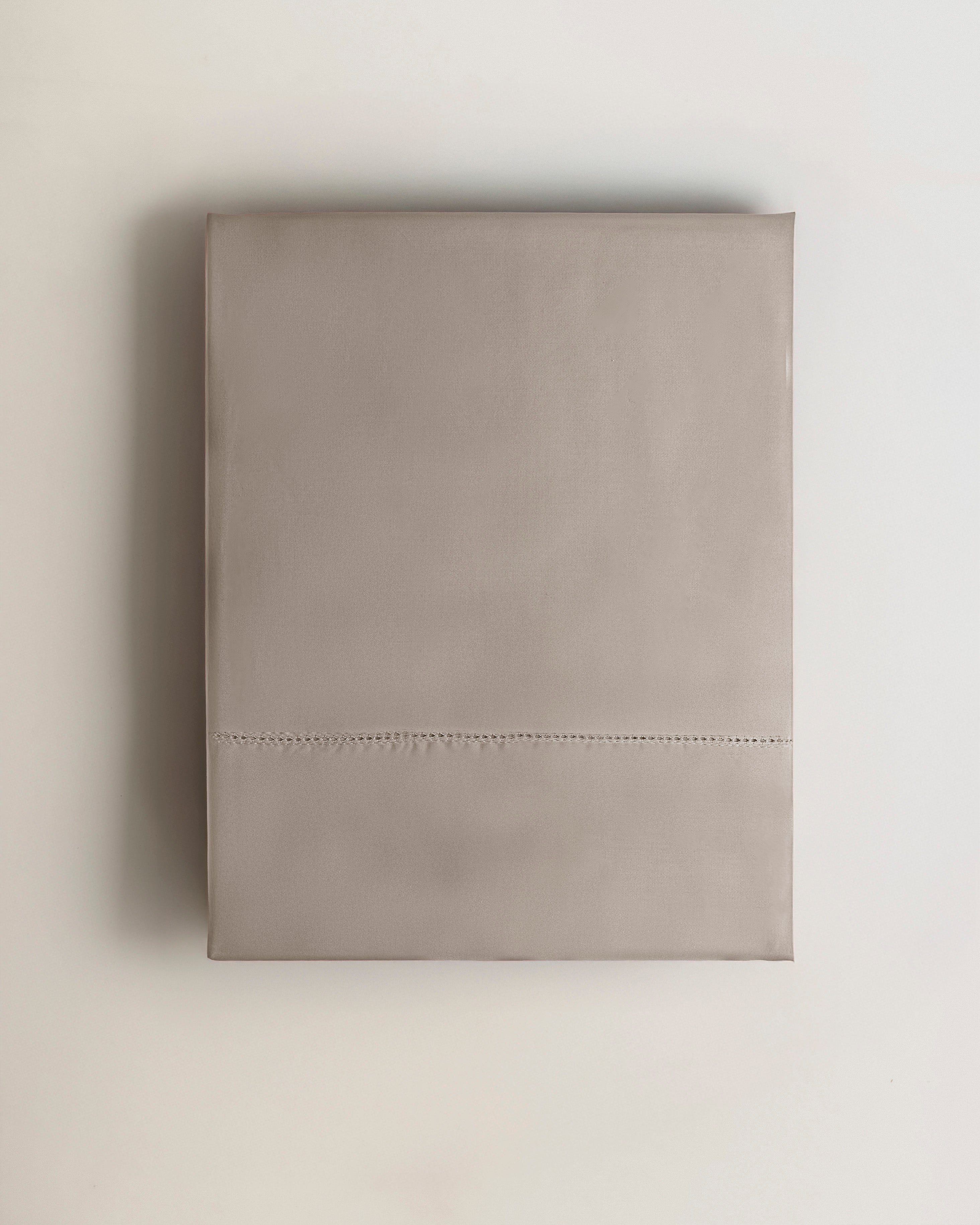 Completo lenzuola in raso grigio chiaro con orlo a giorno