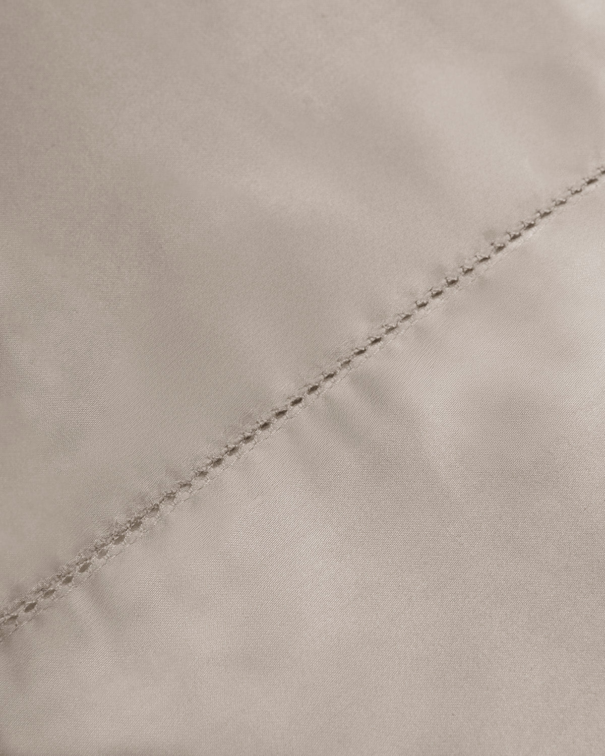 Parure de draps en satin uni gris clair avec ourlet piqué