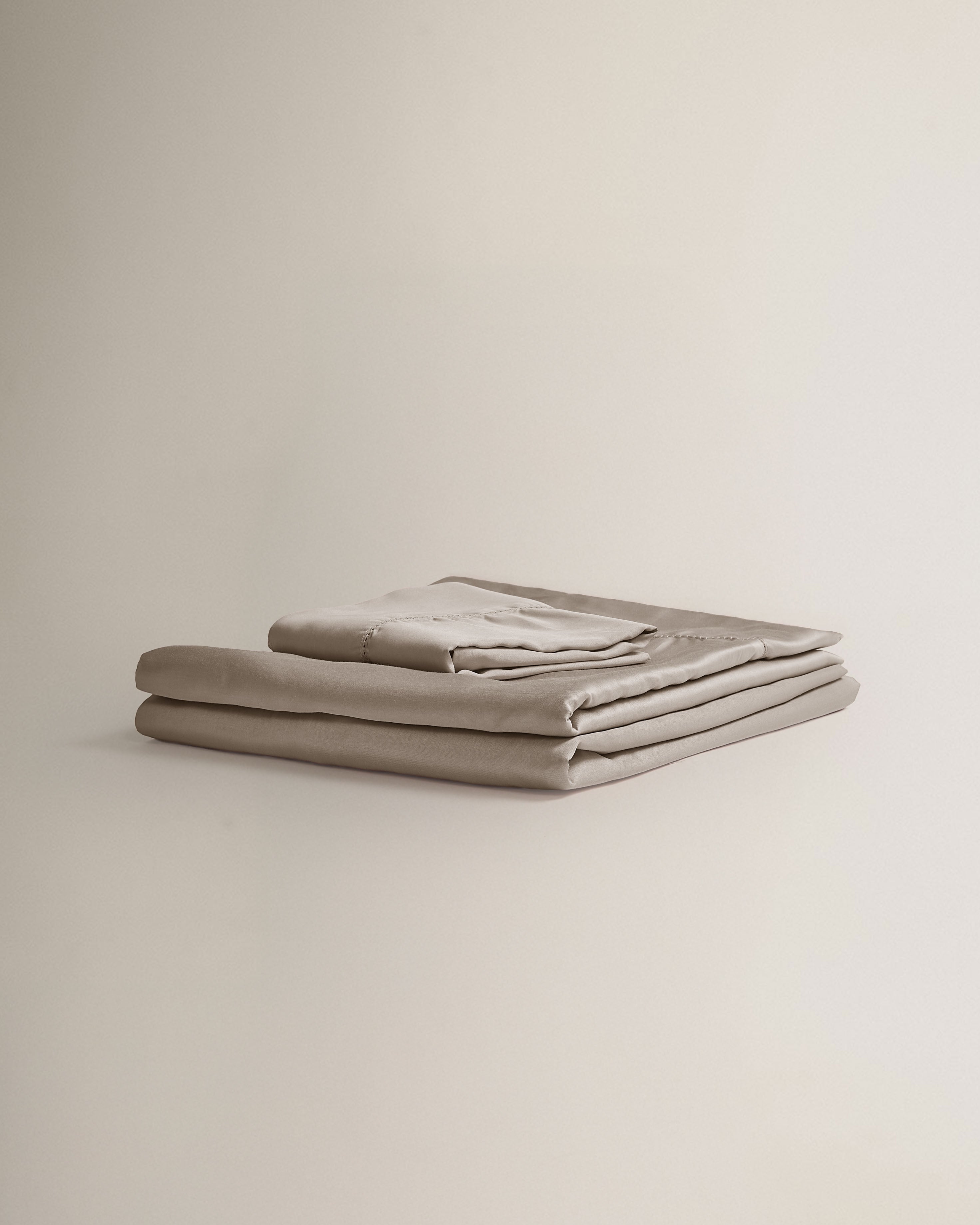 Parure de draps en satin uni gris clair avec ourlet piqué