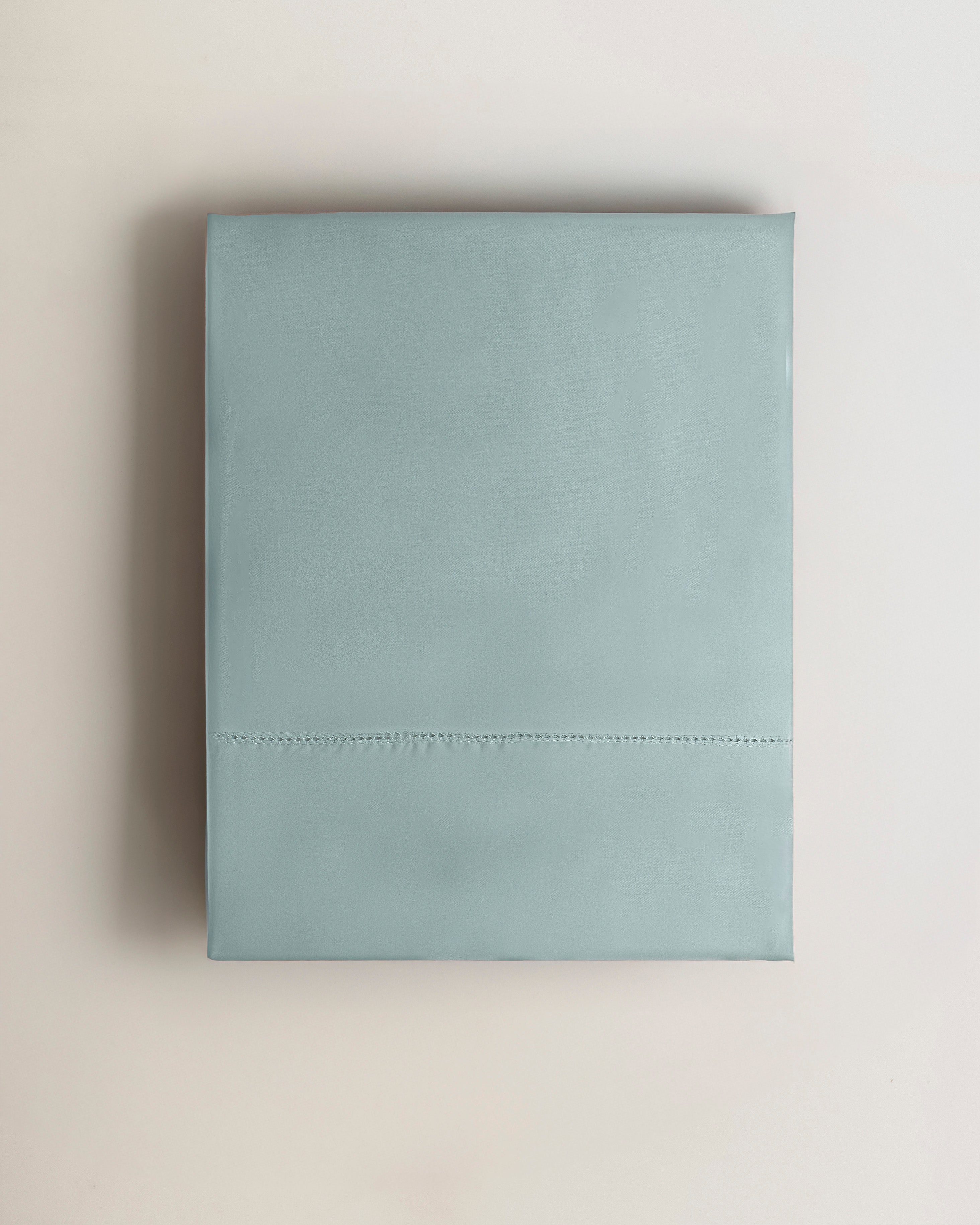 Set di lenzuola in raso verde Keike con orlo a giorno