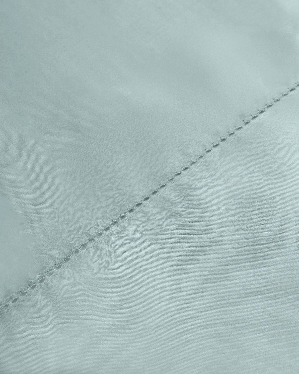 Set di lenzuola in raso verde Keike con orlo a giorno