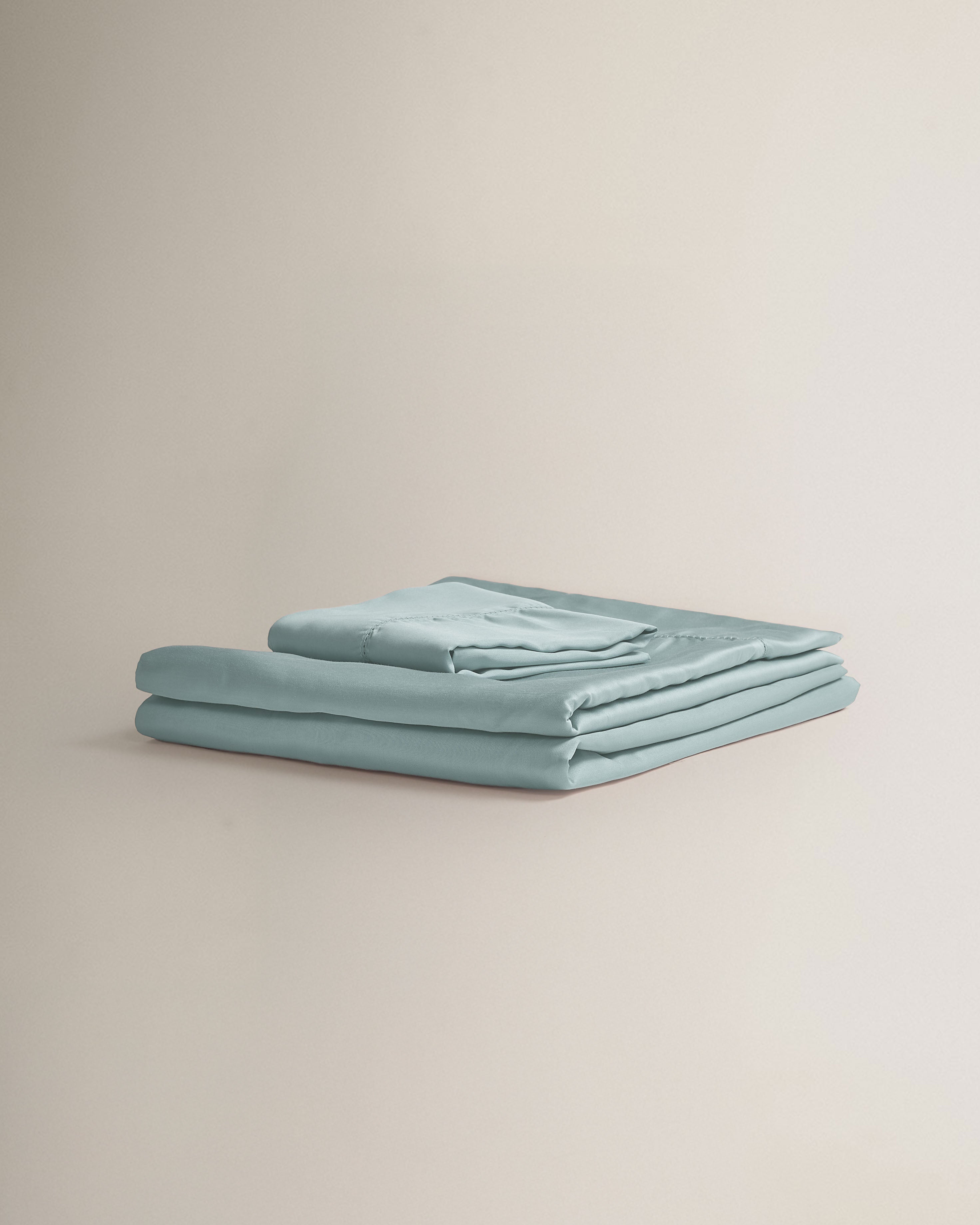 Set di lenzuola in raso verde Keike con orlo a giorno