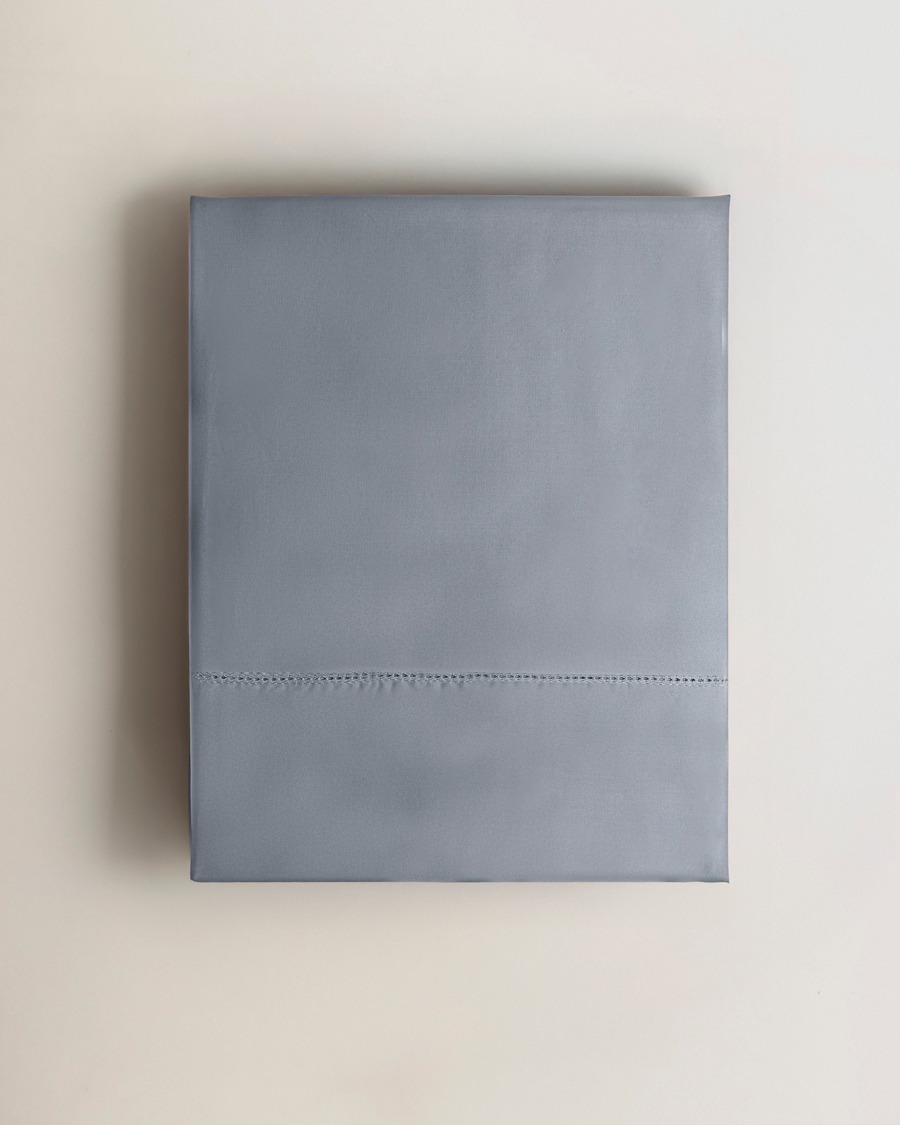 Set di lenzuola in raso blu Keike con orlo a giorno