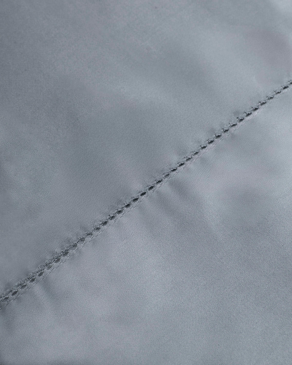 Parure de draps Keike en satin bleu uni avec ourlet piqué