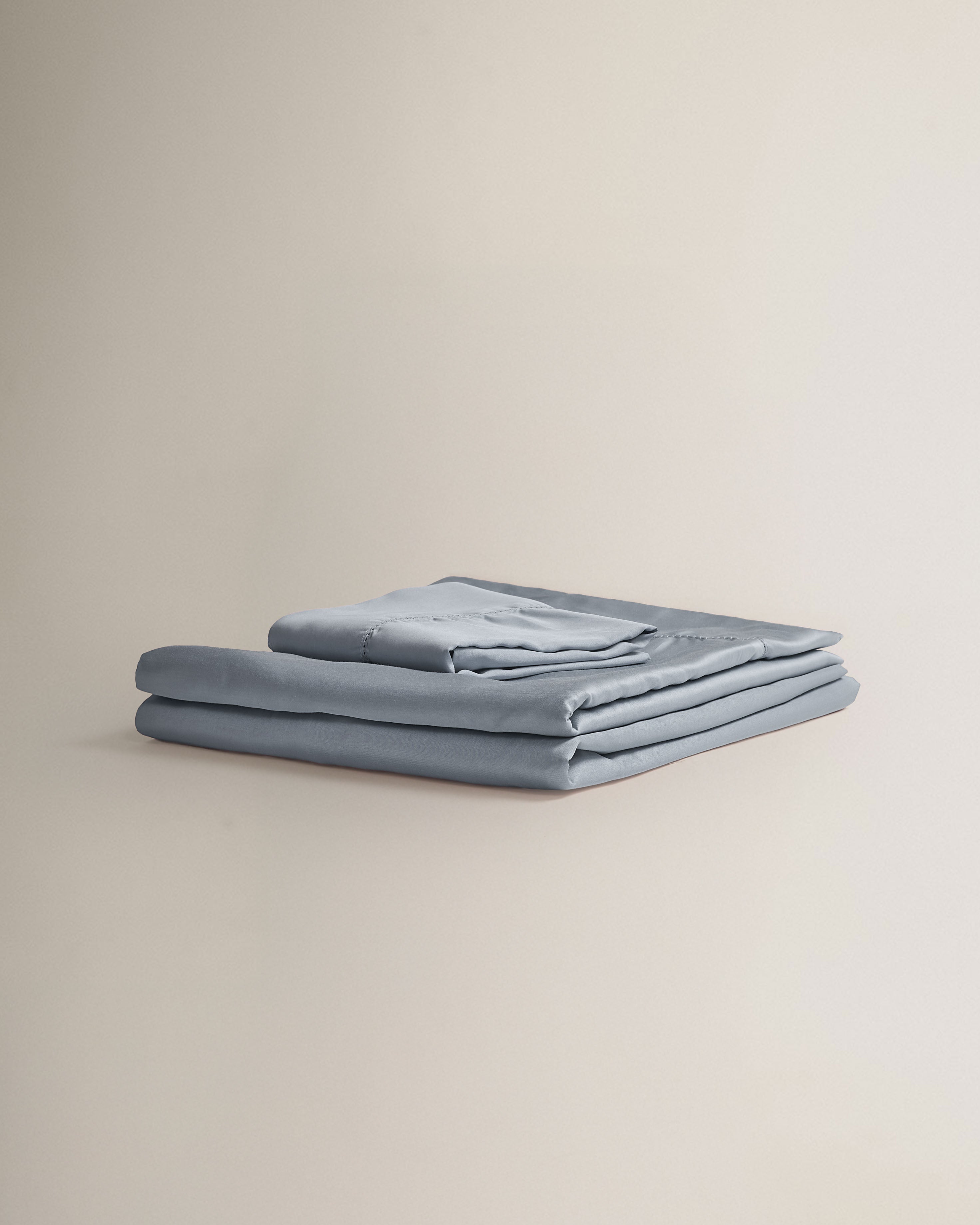 Parure de draps Keike en satin bleu uni avec ourlet piqué