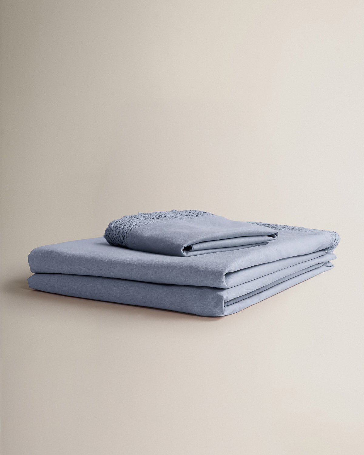 Conjunto de lençóis Keike com apliques em azul liso