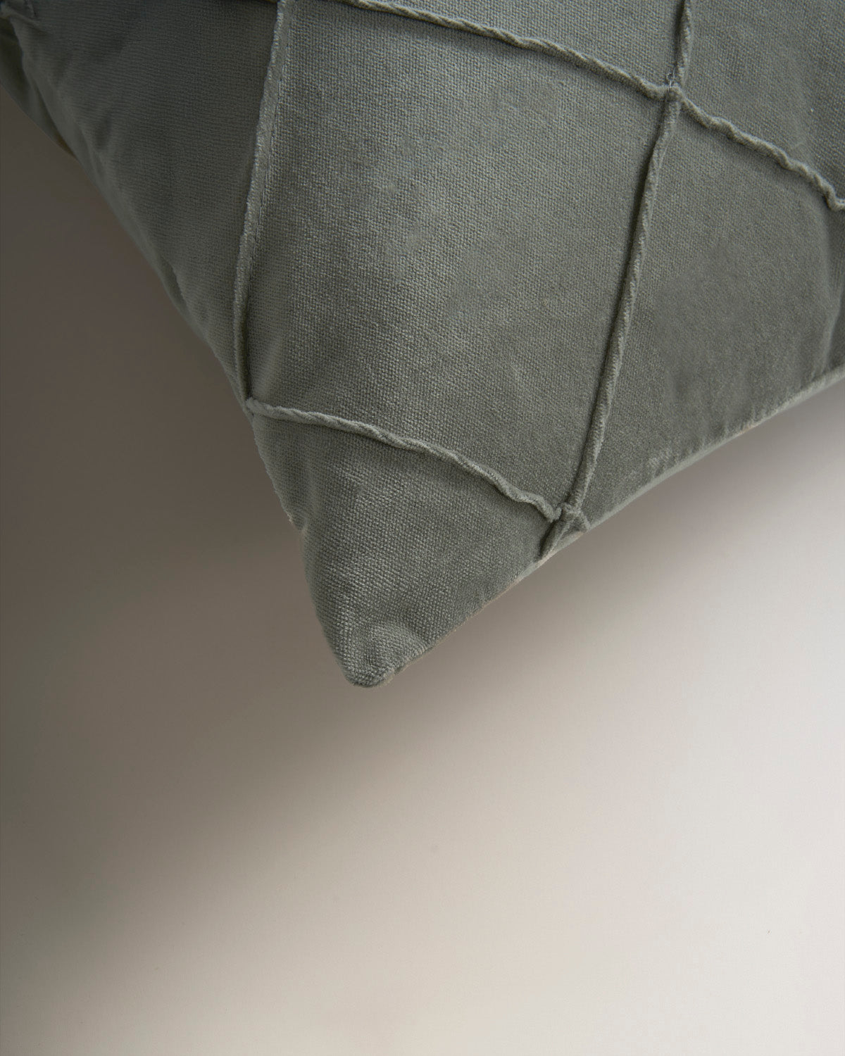 Coussin en velours de coton à motif losanges vert clair
