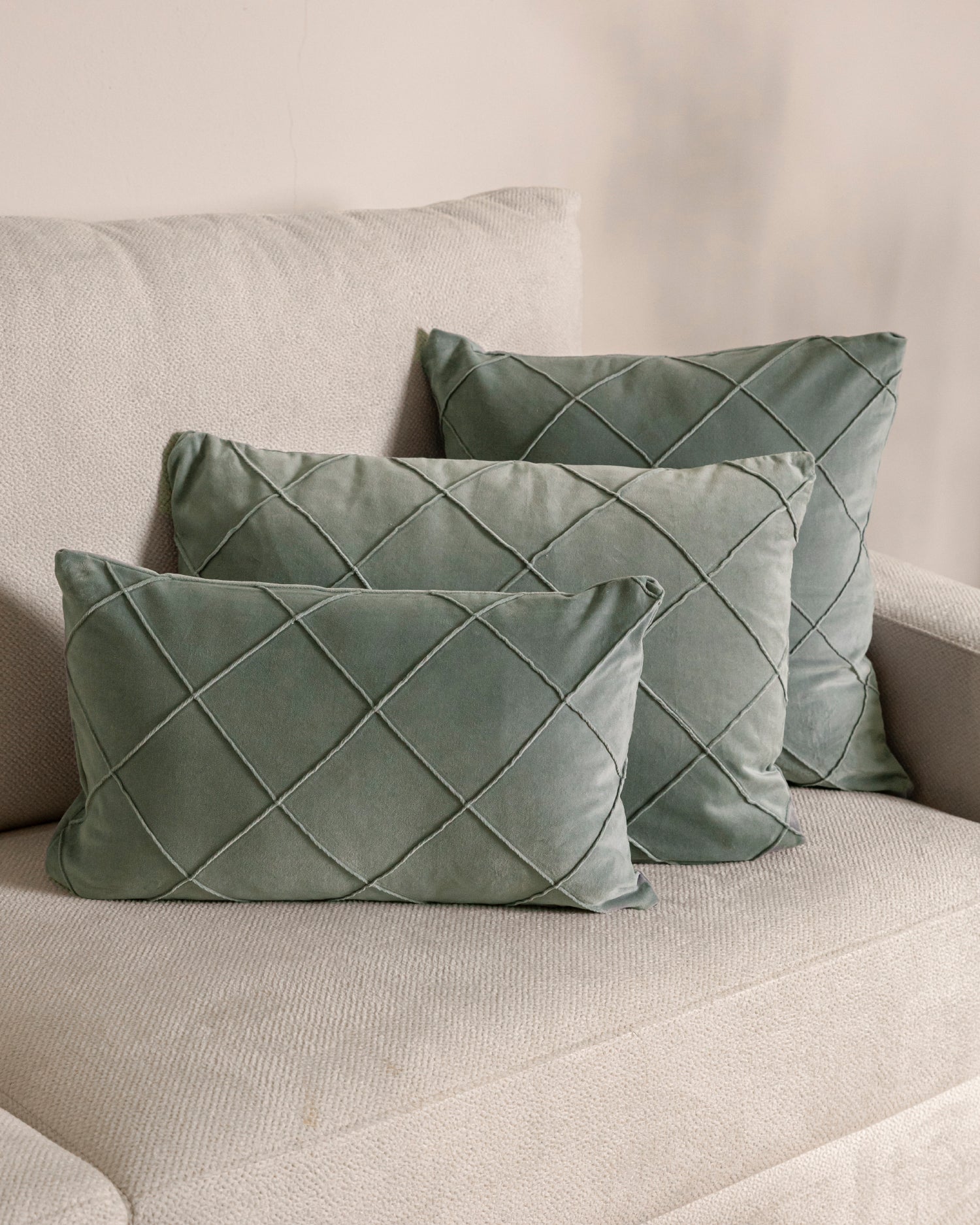 Coussin en velours de coton à motif losanges vert clair