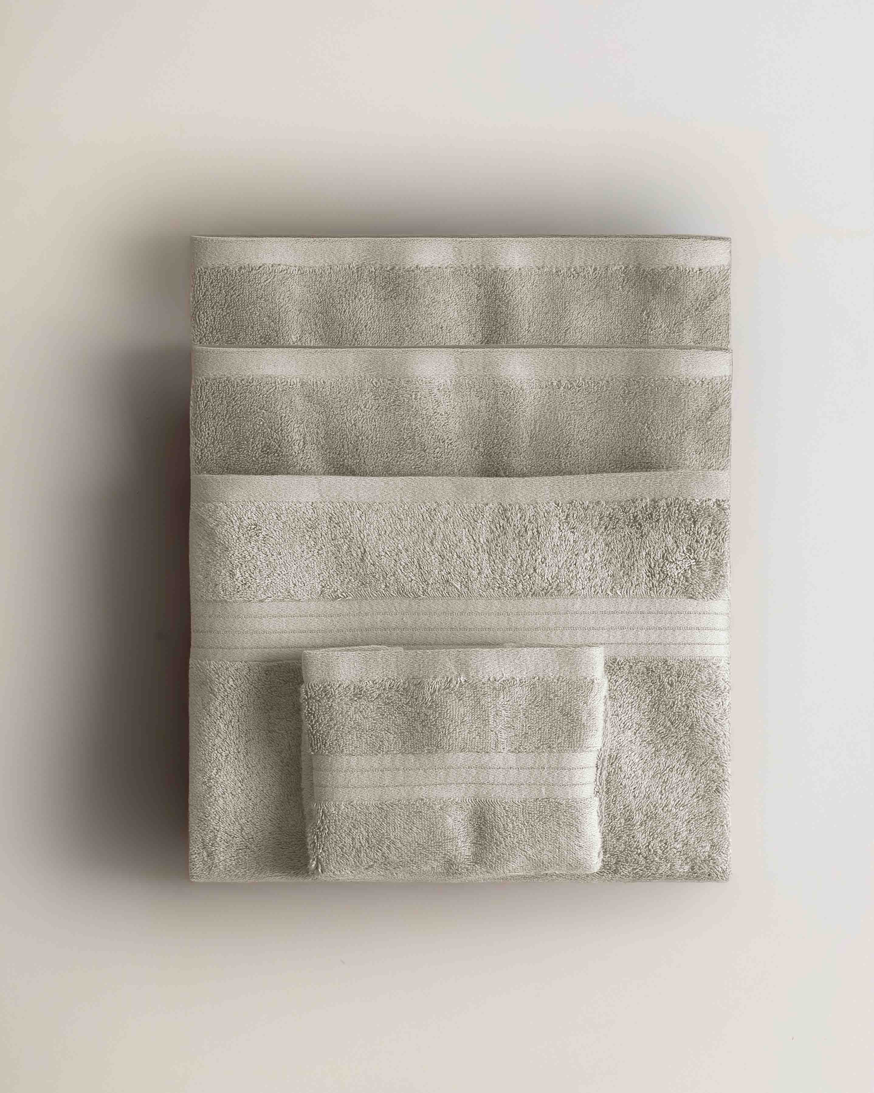 Toalla baño algodón gris claro (700 gr/m²)