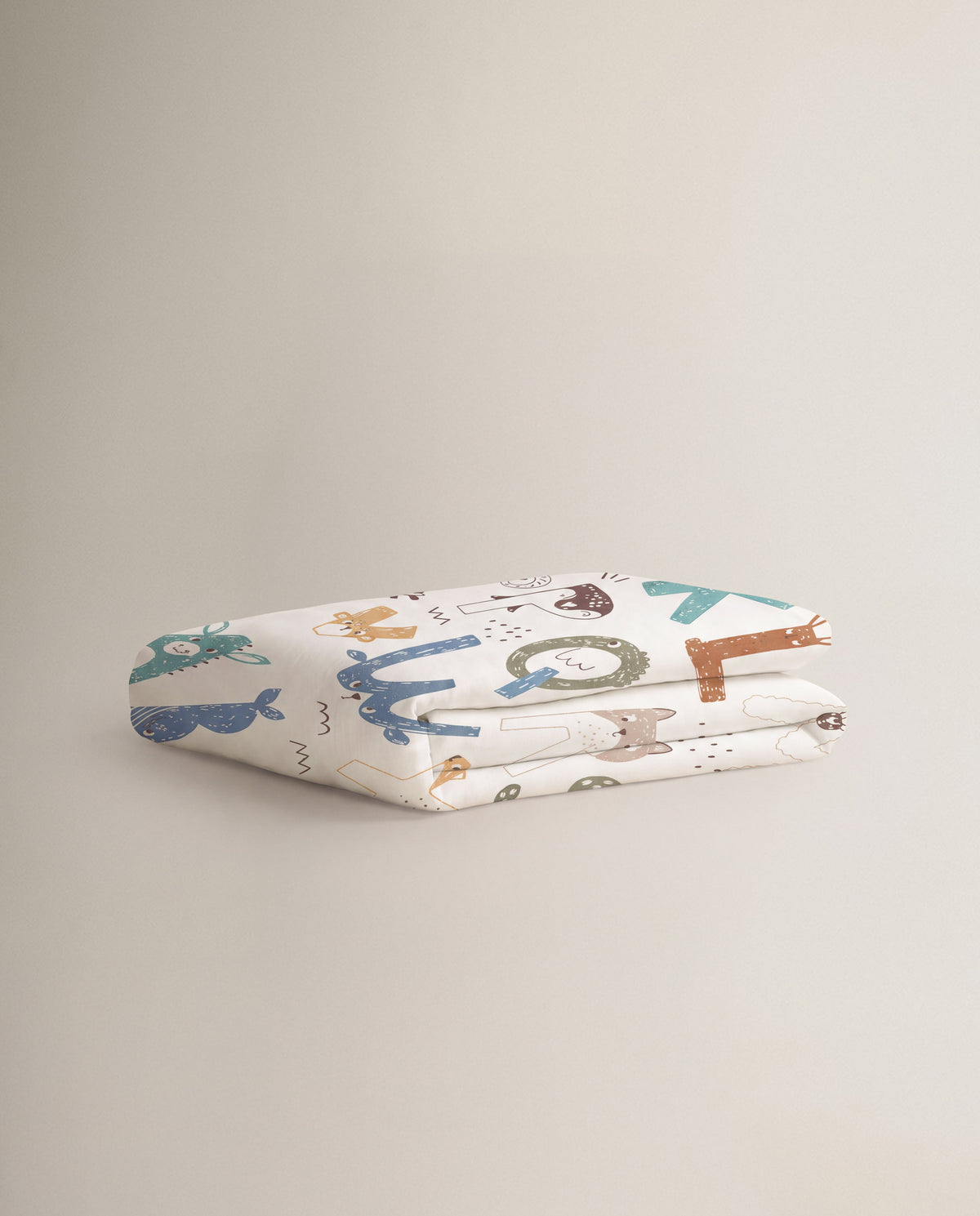 Colcha perforada infantil alphabet ocre