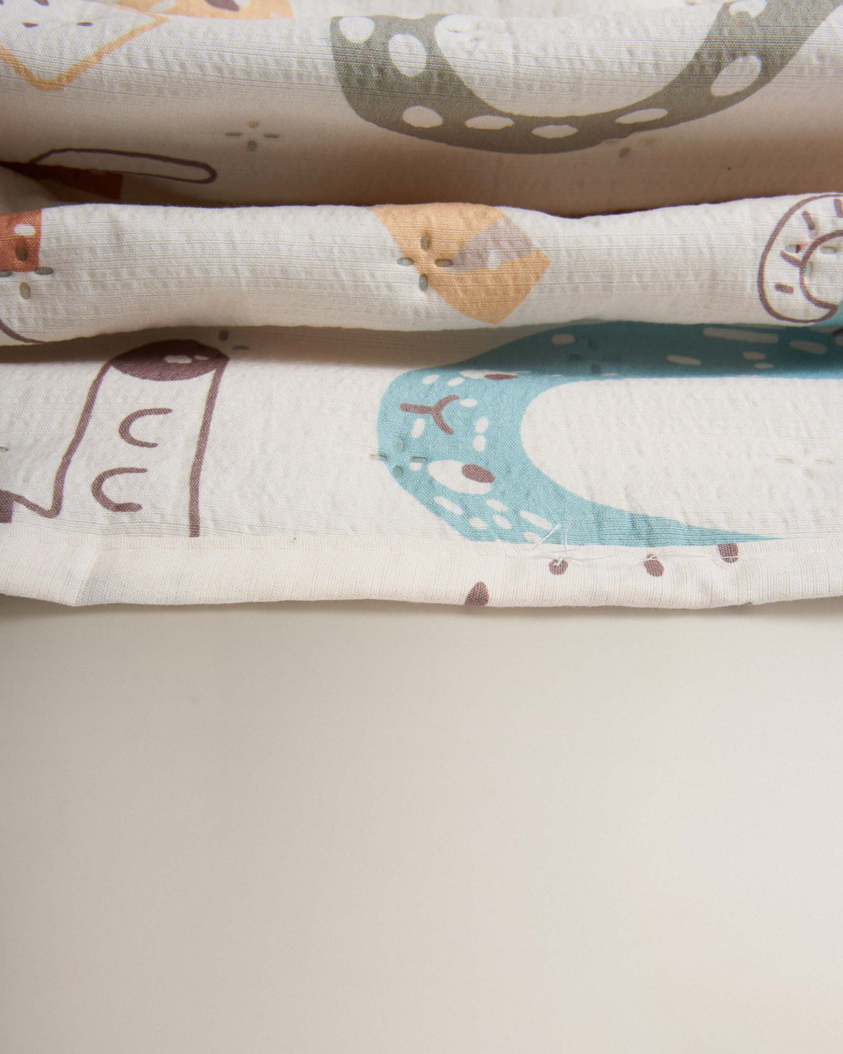 Colcha perforada infantil alphabet ocre