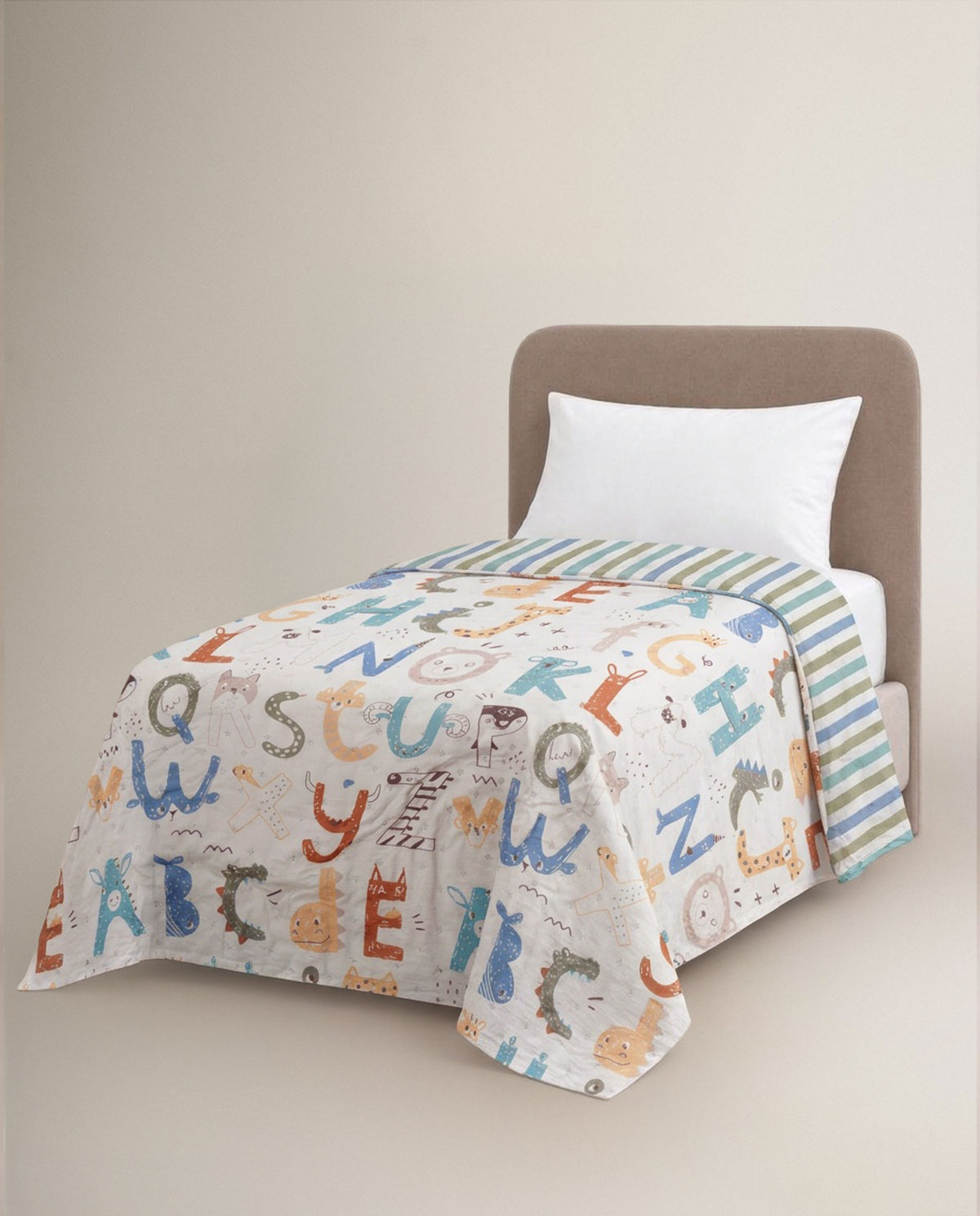 Colcha perforada infantil alphabet ocre