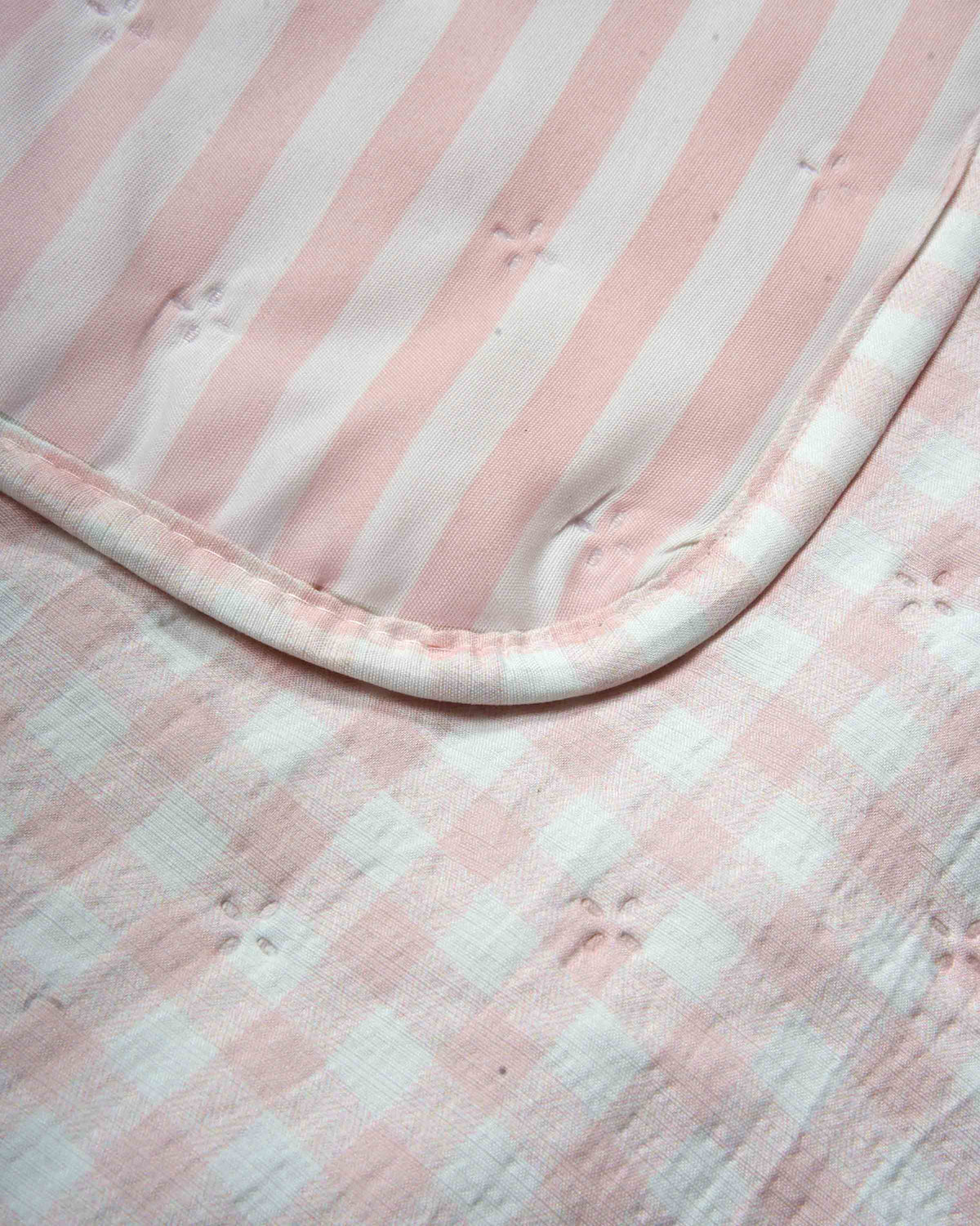Colcha perforada infantil lazo rosa