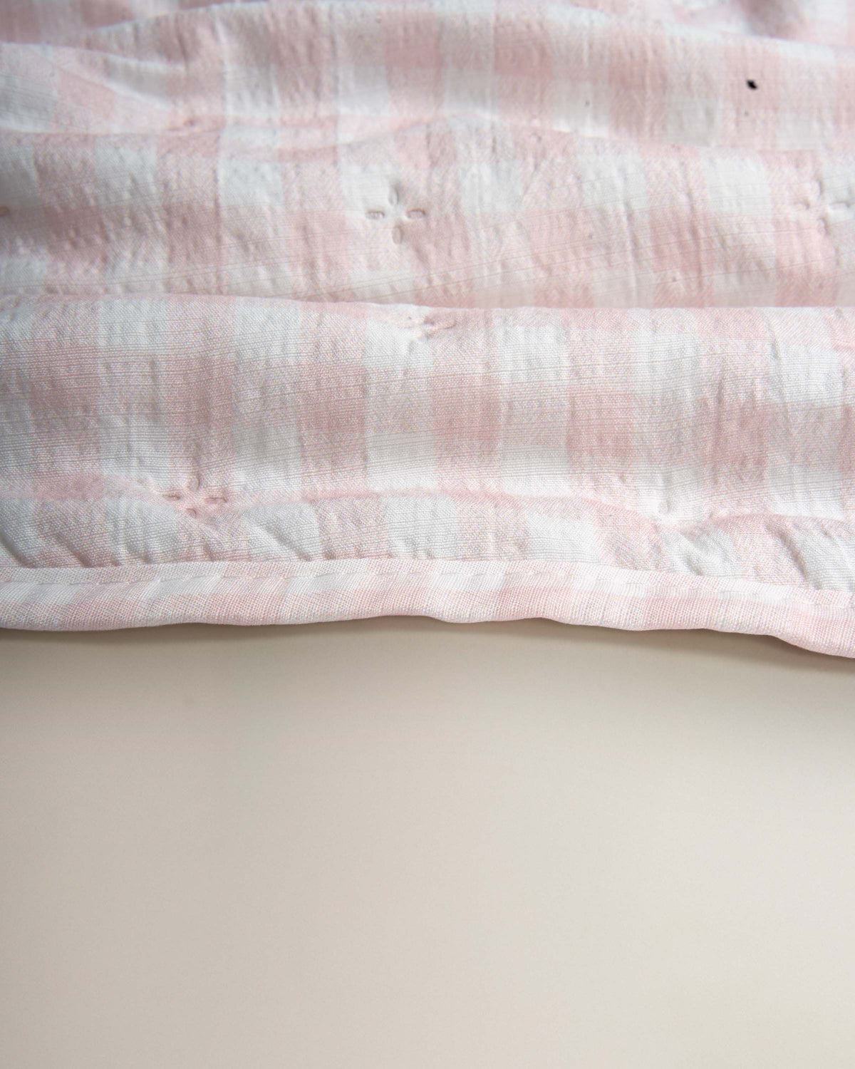 Colcha perforada infantil lazo rosa